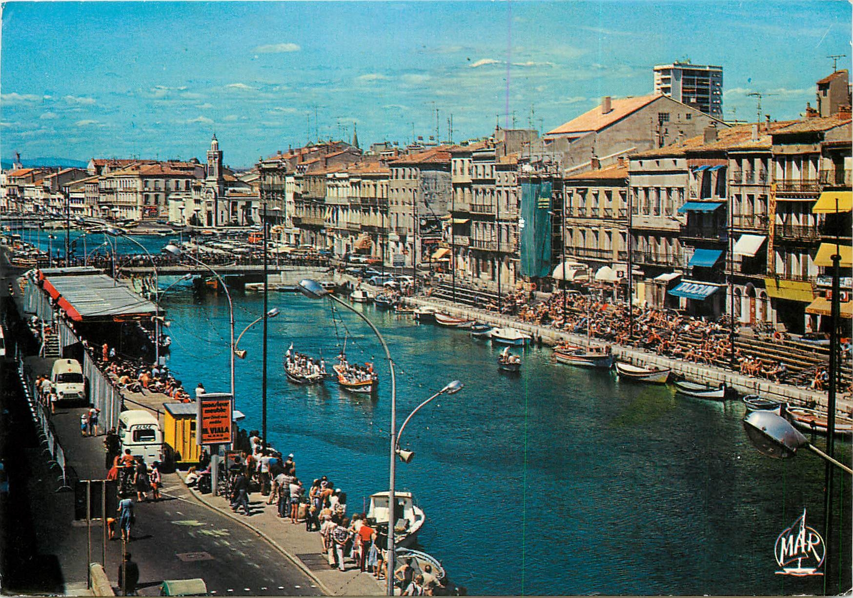 CPSM Le Languedoc Sete Une Ile Singulier (Paul Valery) Une vue du Canal avec les Joutes