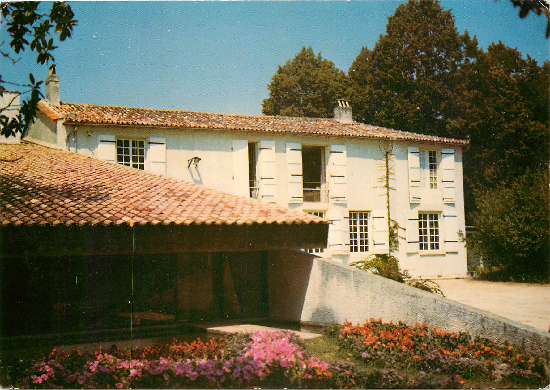 Maison blanche avec toit en tuiles — Sœurs Dominicaines de Bethanie, St-Morillon — Photo DEBACQ, cliché n° 220 010