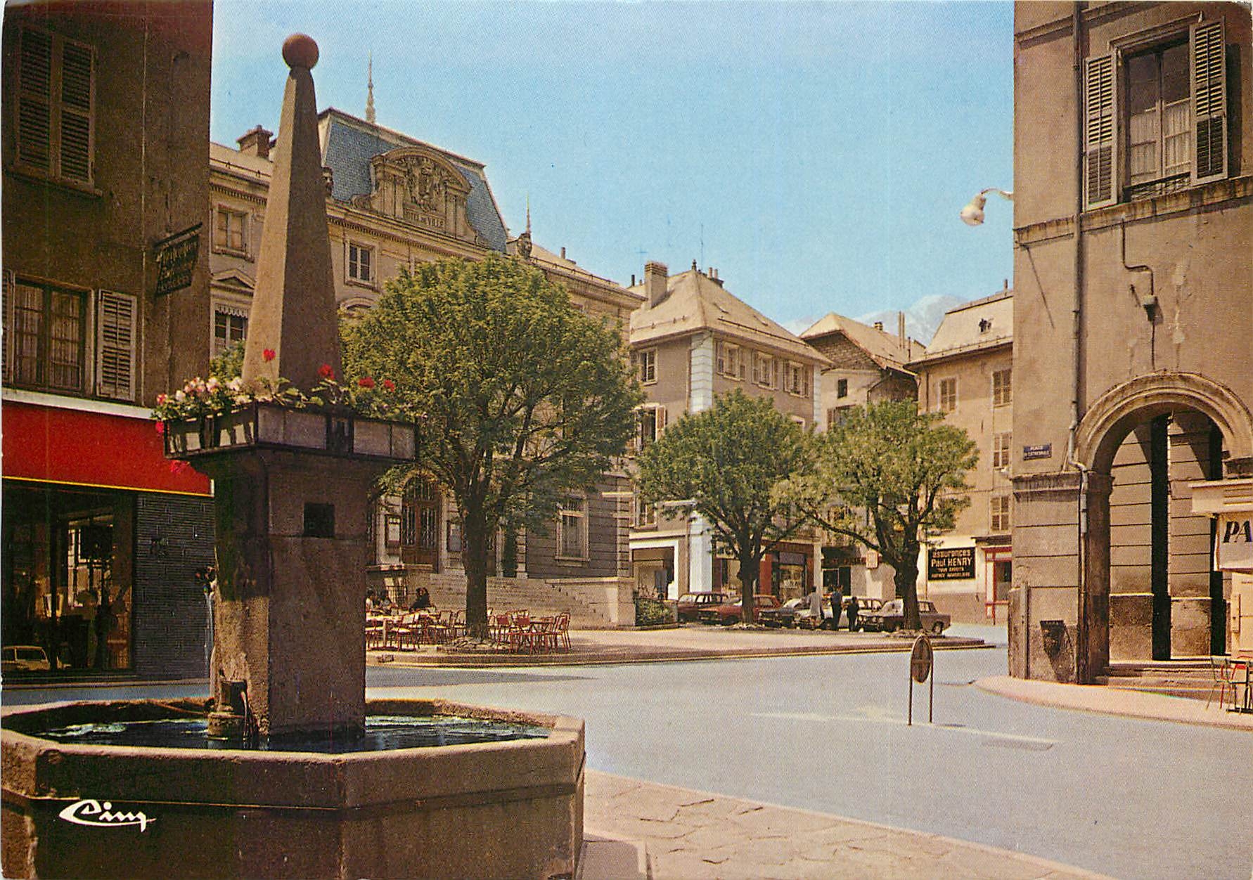 ST-JEAN-de-MAURIENNE (Savoie) — Pittoresque fontaine, place de la cathédrale — Cimy