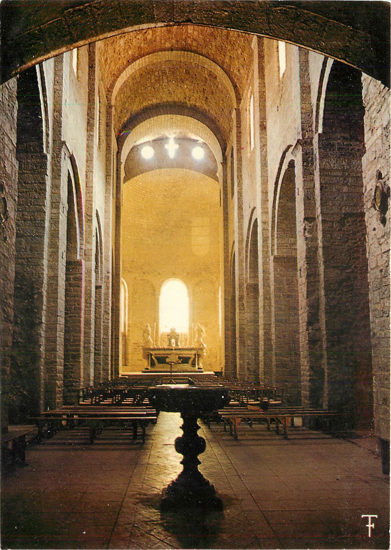 CPSM Languedoc St Guilhem le Desert la nef et le Choeur de l'abbatial vus du Narthex
