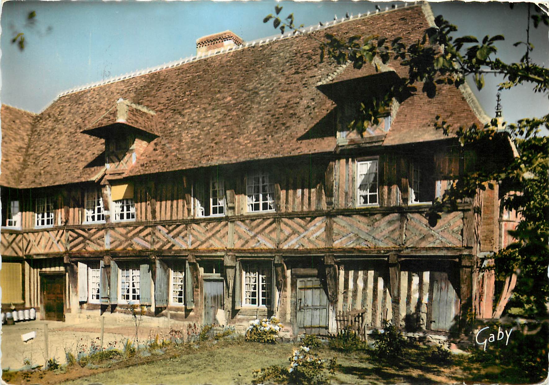 CPSM Manoir Normand Coupesarte la Cour interieure Pittoresque Manoir du XVIe s tout en pans de Bois