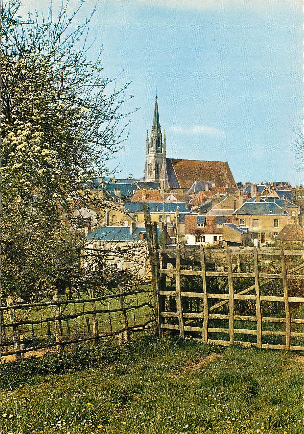 Mondoubleau (Loir-et-Cher) — La petite ville et son église, vues des vergers — Éditions Valoire, P. 23.702