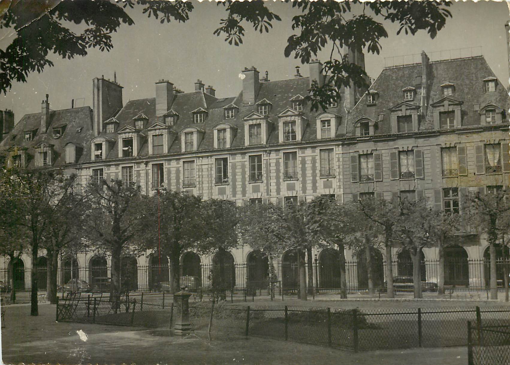 Paris — la place des Vosges — CPAdeCollection
