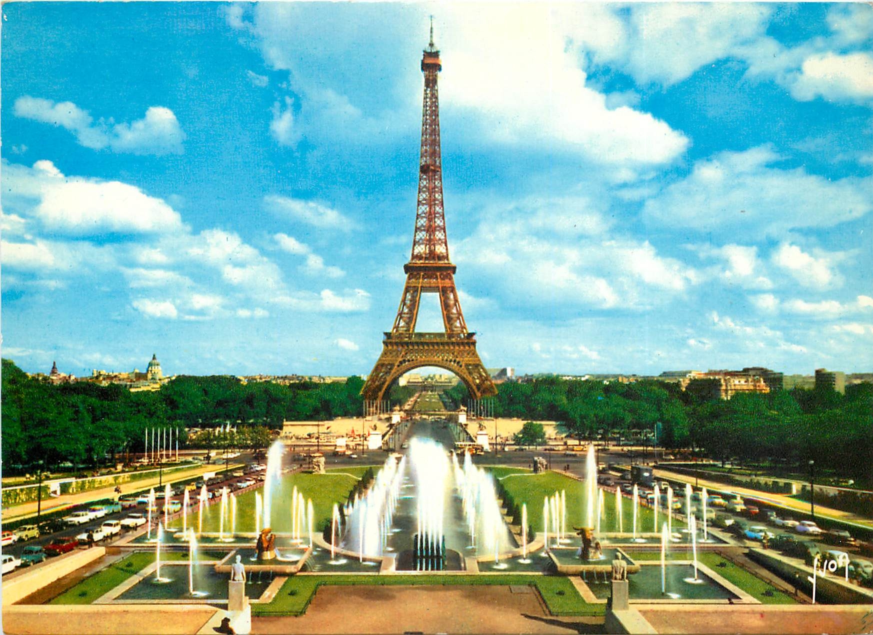 CPSM Paris La Tour Eiffel les jardins du Palais de CHaillot et le Champ des Mars