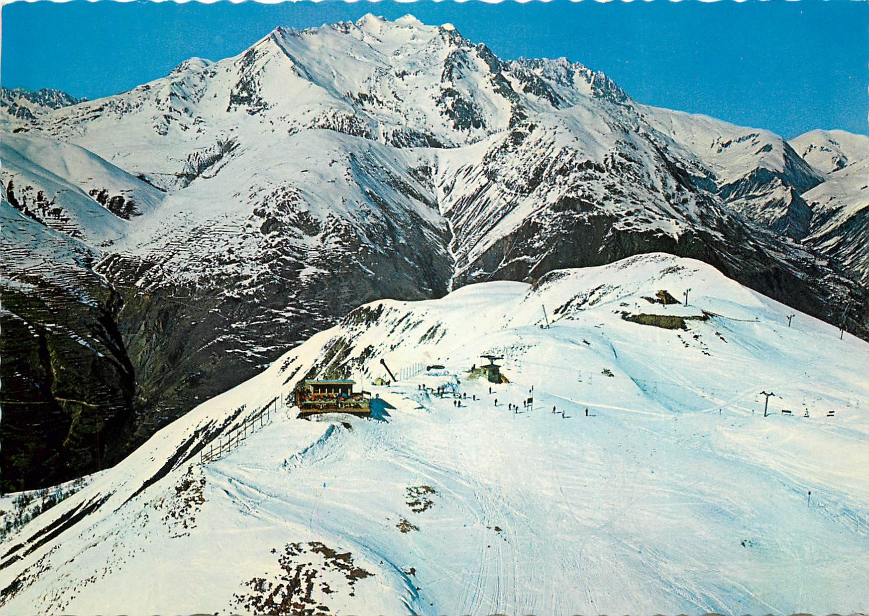 Les Deux Alpes — Sommet du Télésiège des Cimes, Restaurant 'la Traïka' et les Grandes Rousses (3464 m) — Dauphiné (Isère), alt. 1650 m