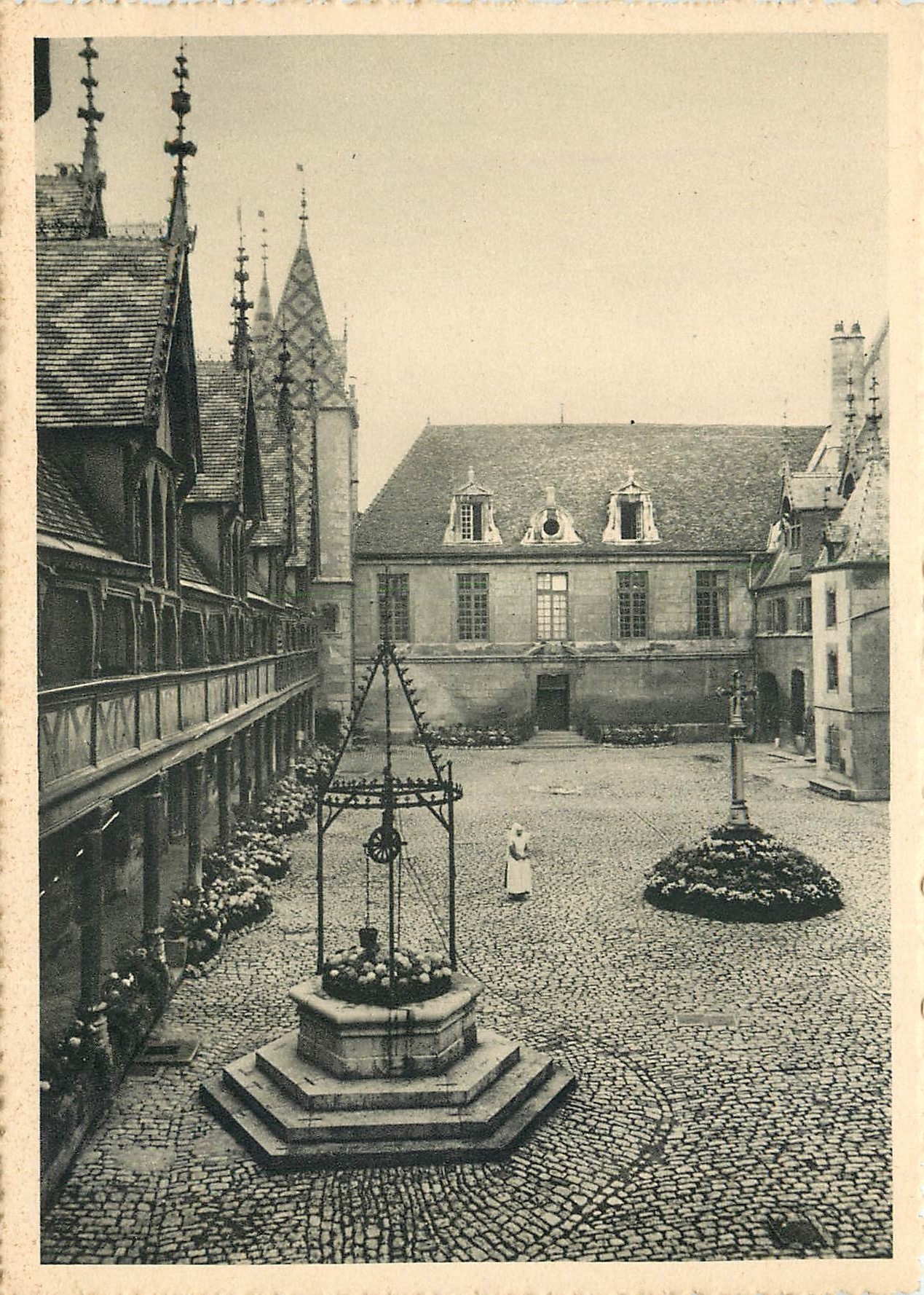 Hôtel-Dieu de Beaune — Cour d'honneur et le puits — Hélin-Lorraine, Nancy