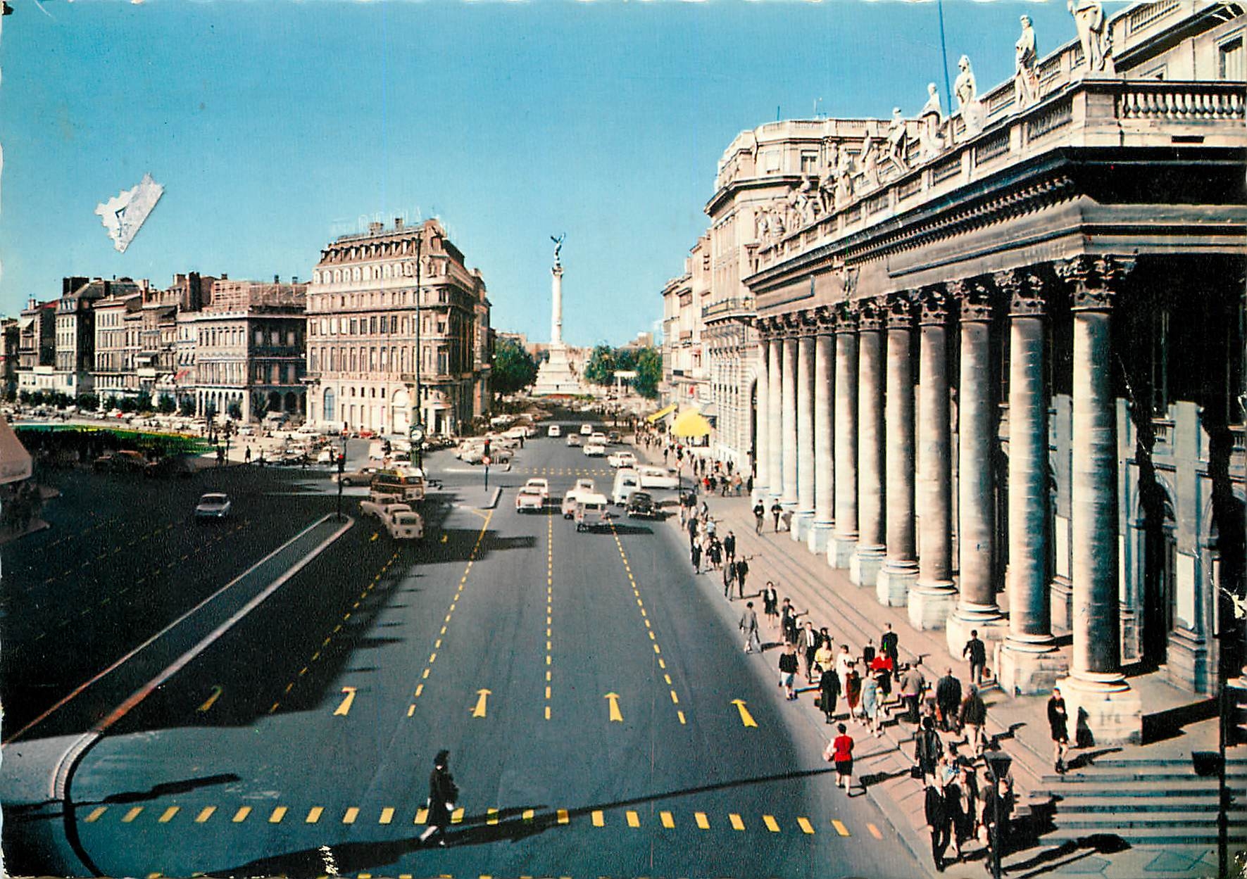 Place de la Concorde — vue de la colonnade et de la statue de la République — éditeur non identifié