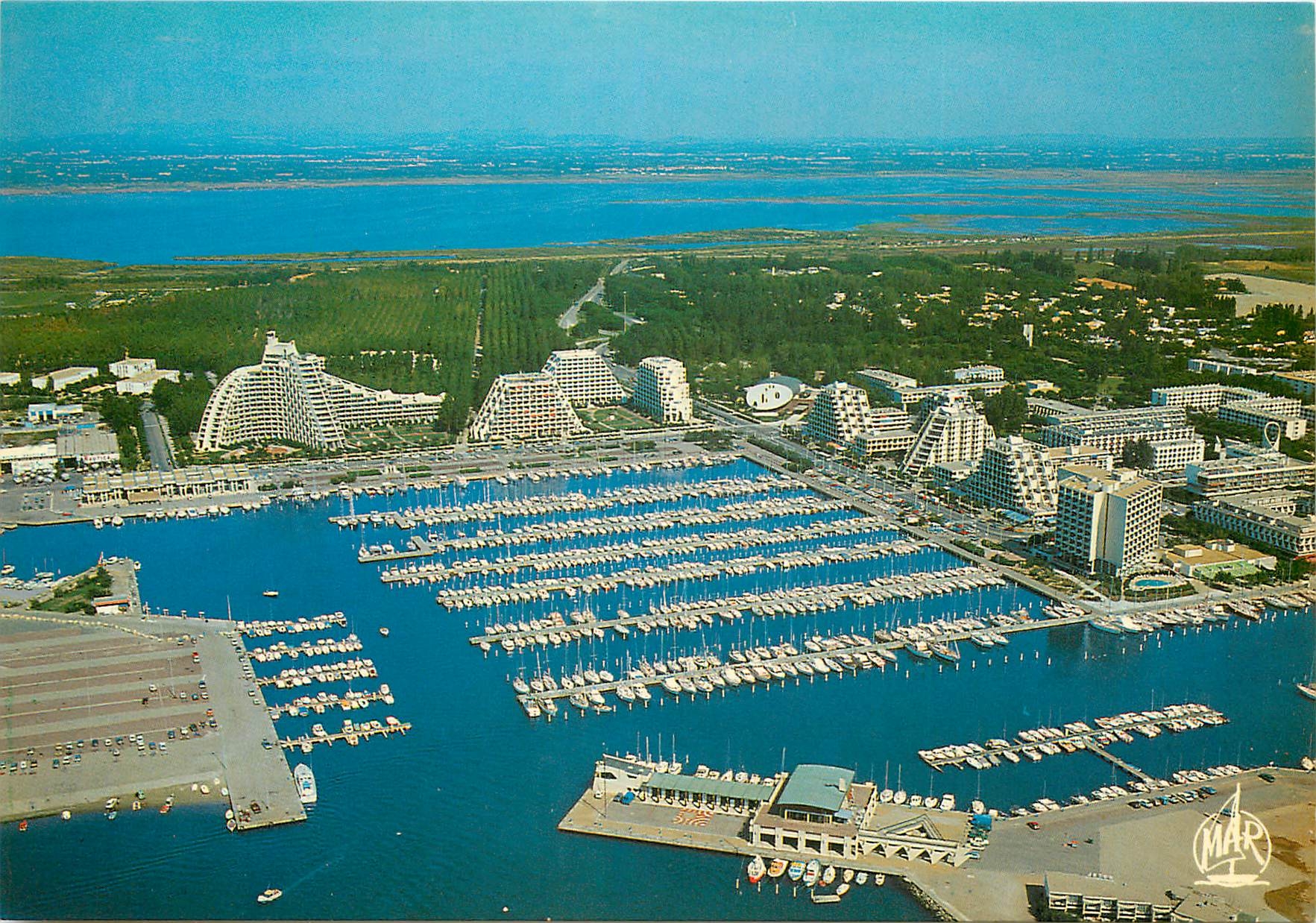 La Grande Motte (34280) — Vue aérienne sur le Port de Plaisance, les Immeubles et à l'arrière-plan, La Grande Pyramide — Éditions MAP