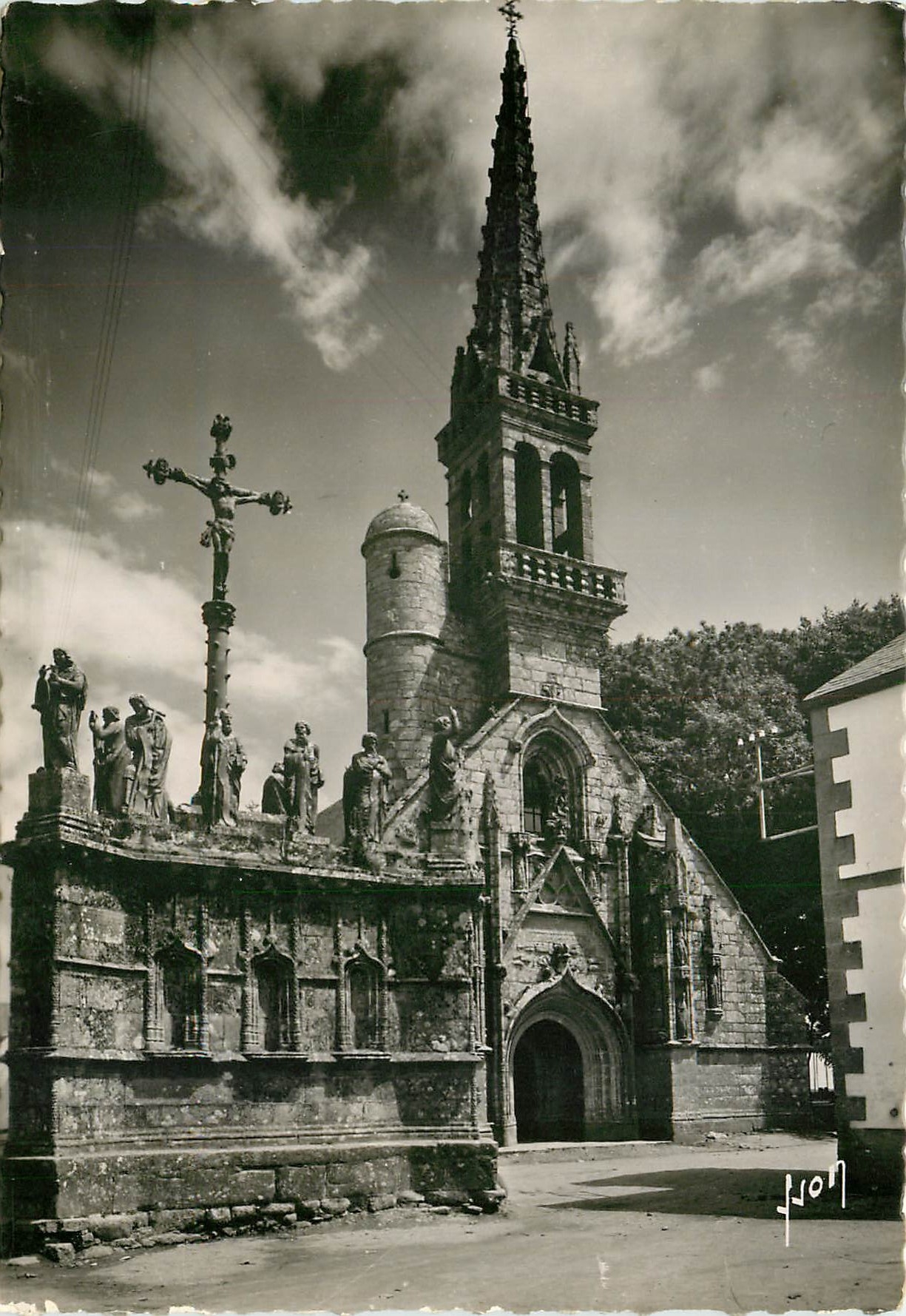 CPSM Comfort (Finistere) Le Calvaire et l'eglise