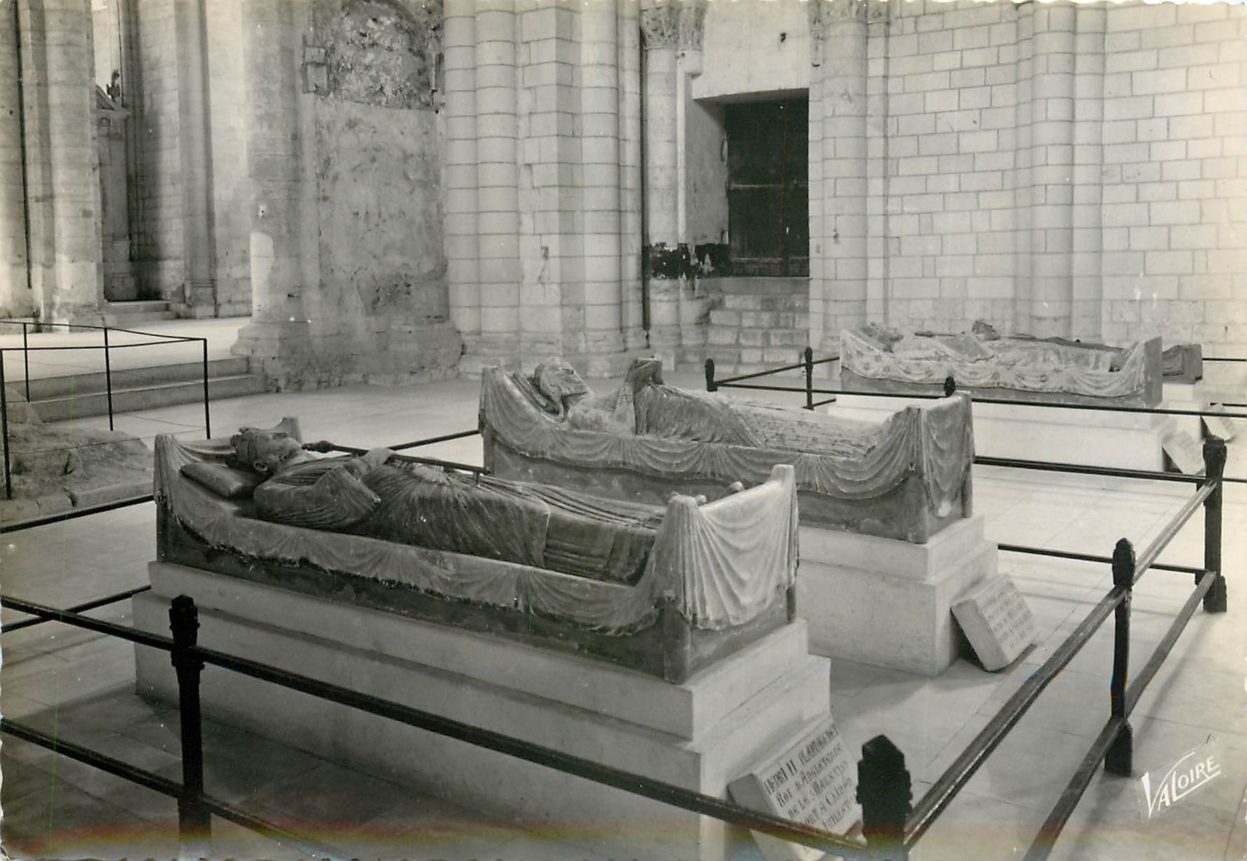 CPSM Les Merveilles du Val de Loire Fontevrault l'Abbaye (Maine et Loire) L'eglise abbatiale (XIIe s