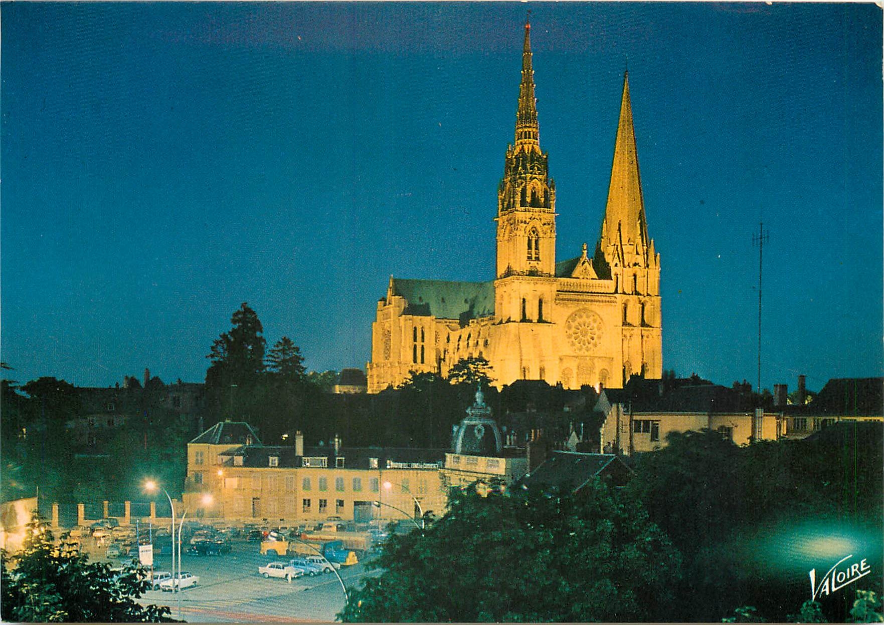 CPSM Les Merveilles des Chartres (Eure et Loir) La place Chatelet et la Cathedrale du XIIe s Vues de