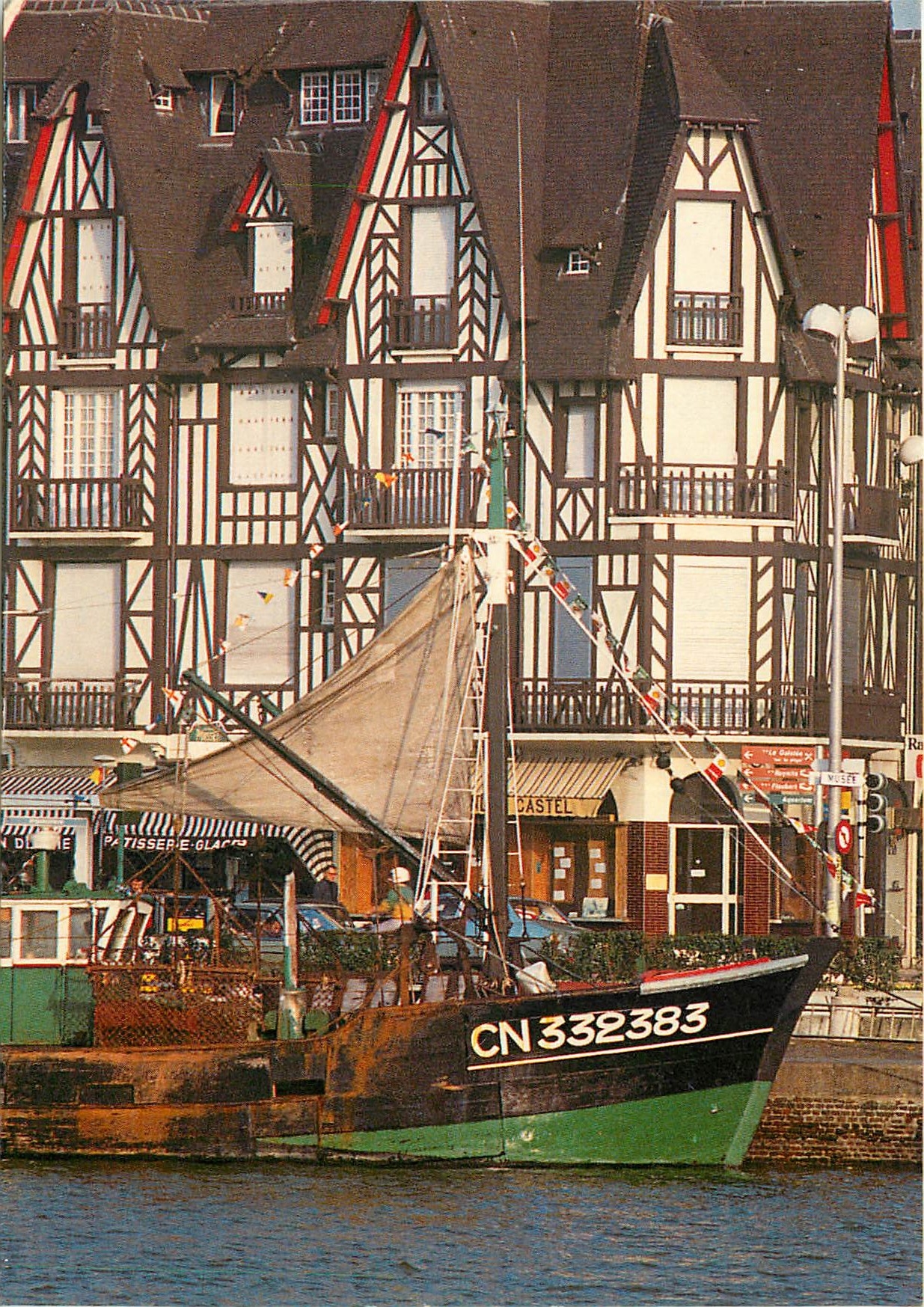 Touques (Calvados) — Station balnéaire réputée — (RB) IN'ÉDITE, b.p. 1529 97000, photo Jacques Guillard