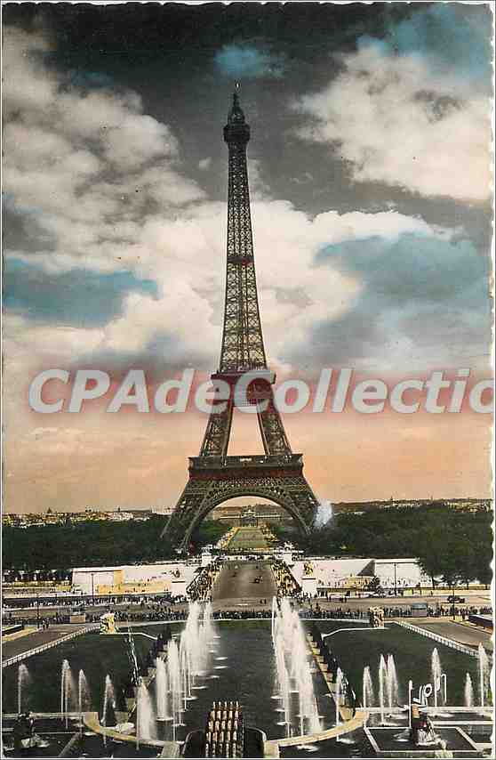 CPSM Paris les grandes eaux au palais de Chaillot et la Tour Eiffel