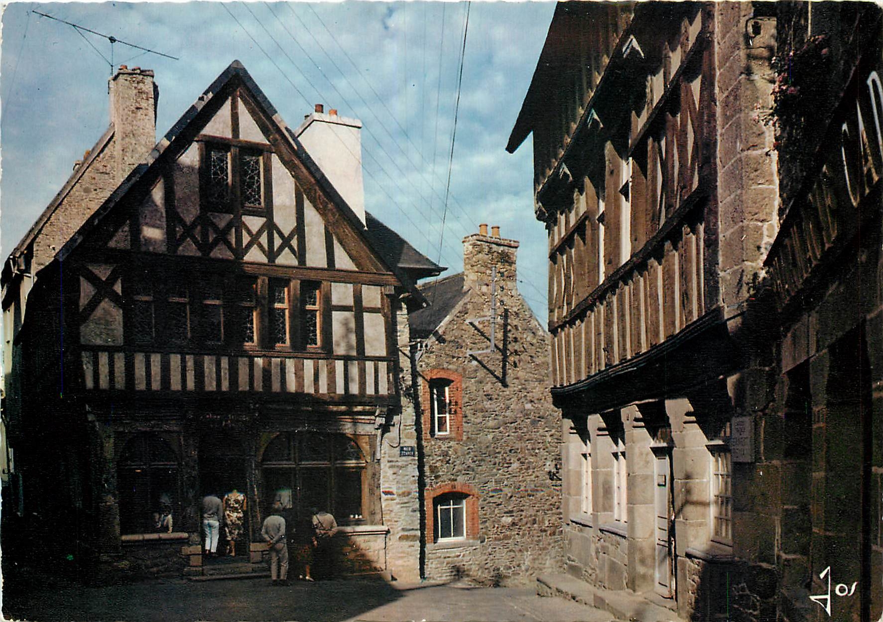 CPSM La Bretagne en couelurs Treguier (C du N) Les maisons moyenageuses a colombage et la maison nat