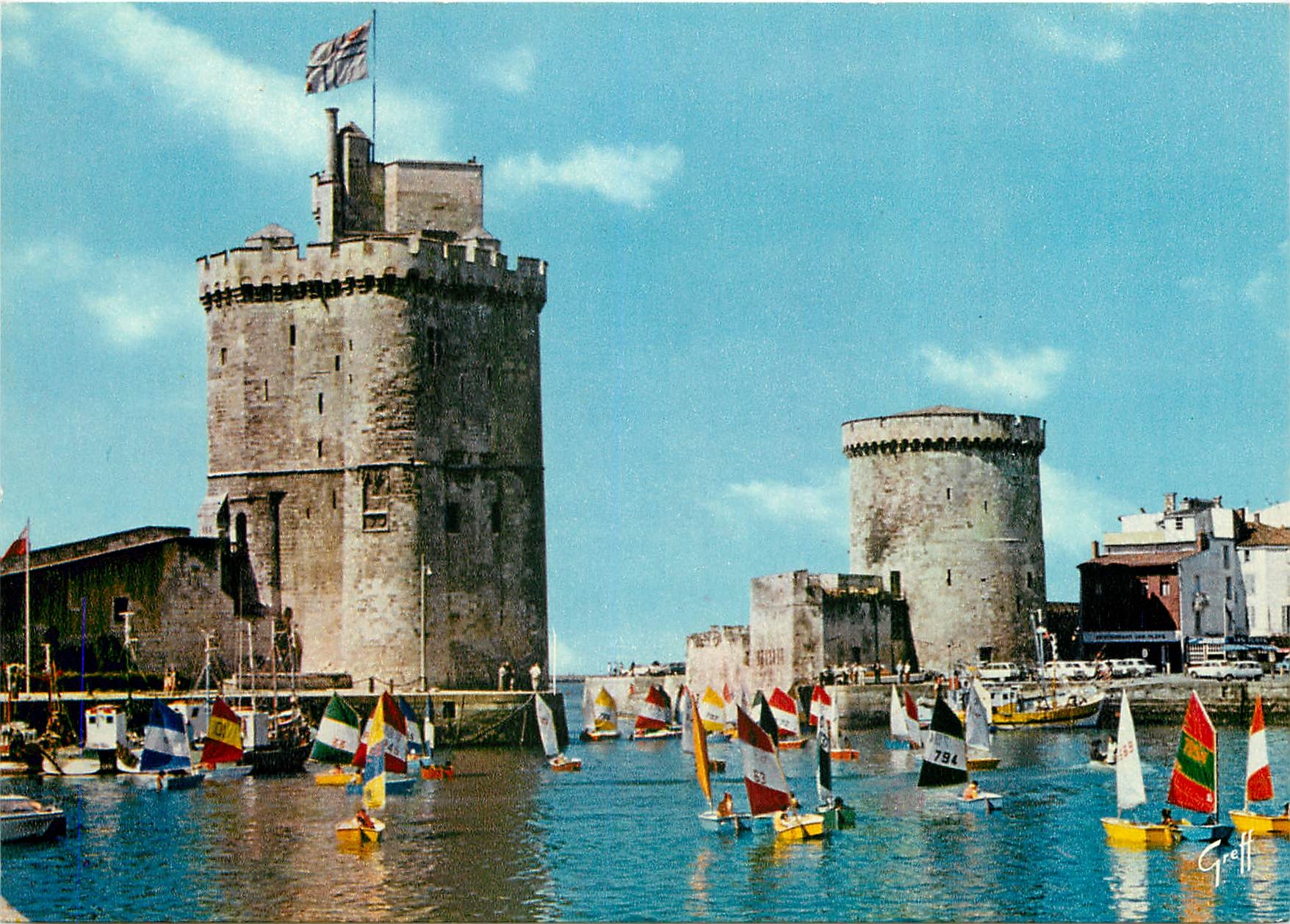 CPSM En Aunis la Rochelle (Chte Mme) la tour Saint Nicolas et la Tour de la Chaine