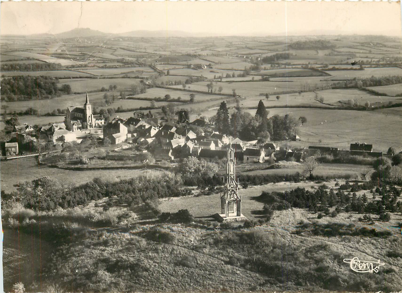 Chiddes (Nièvre) — Vue aérienne sur le Grand Pardon de Notre-Dame et le village — Crim's