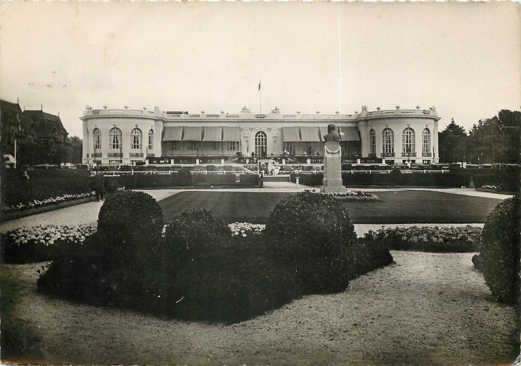 CPSM Deauville la plage fleurie le casino et les jardins