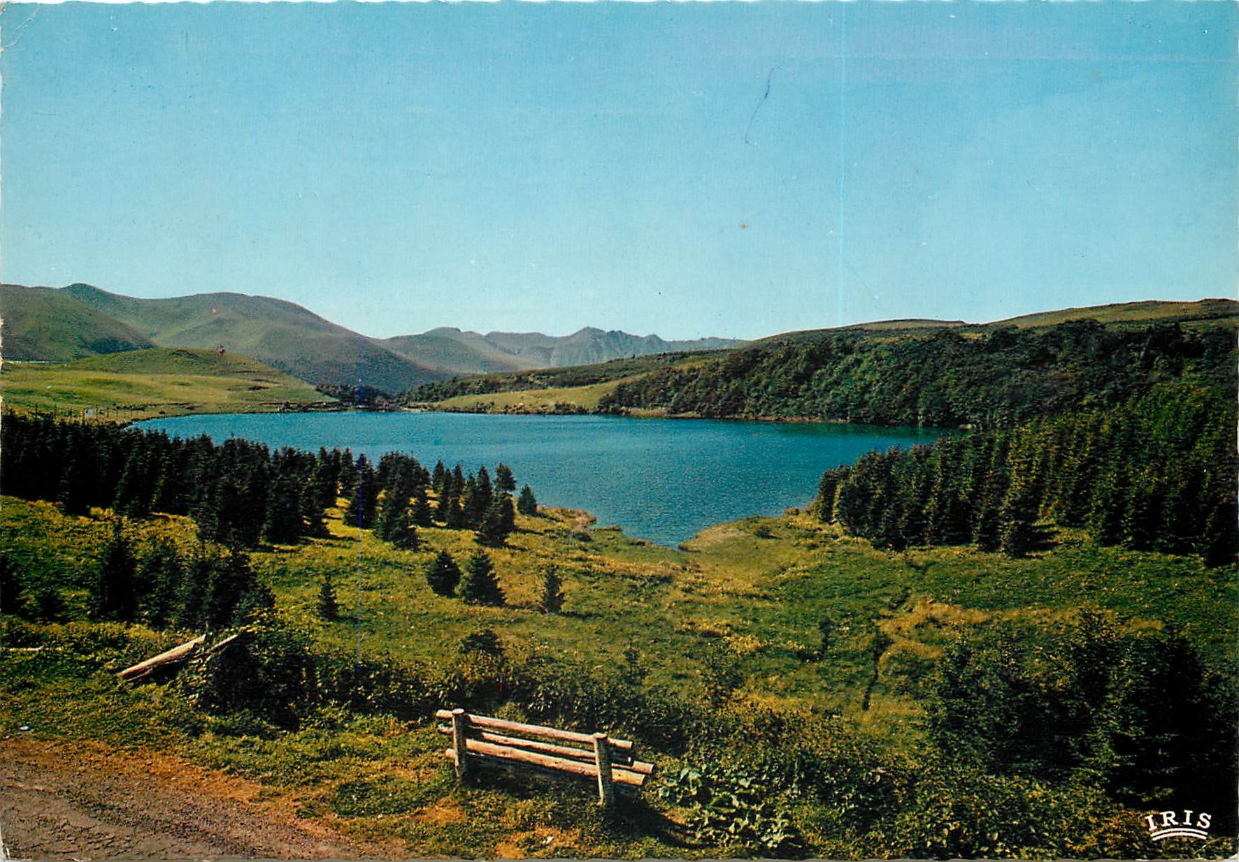 CPSM Auvergne lac de Guery alt 1250 m sup 20 ha Prof 8 m a l'horizon la chaine du Sancy
