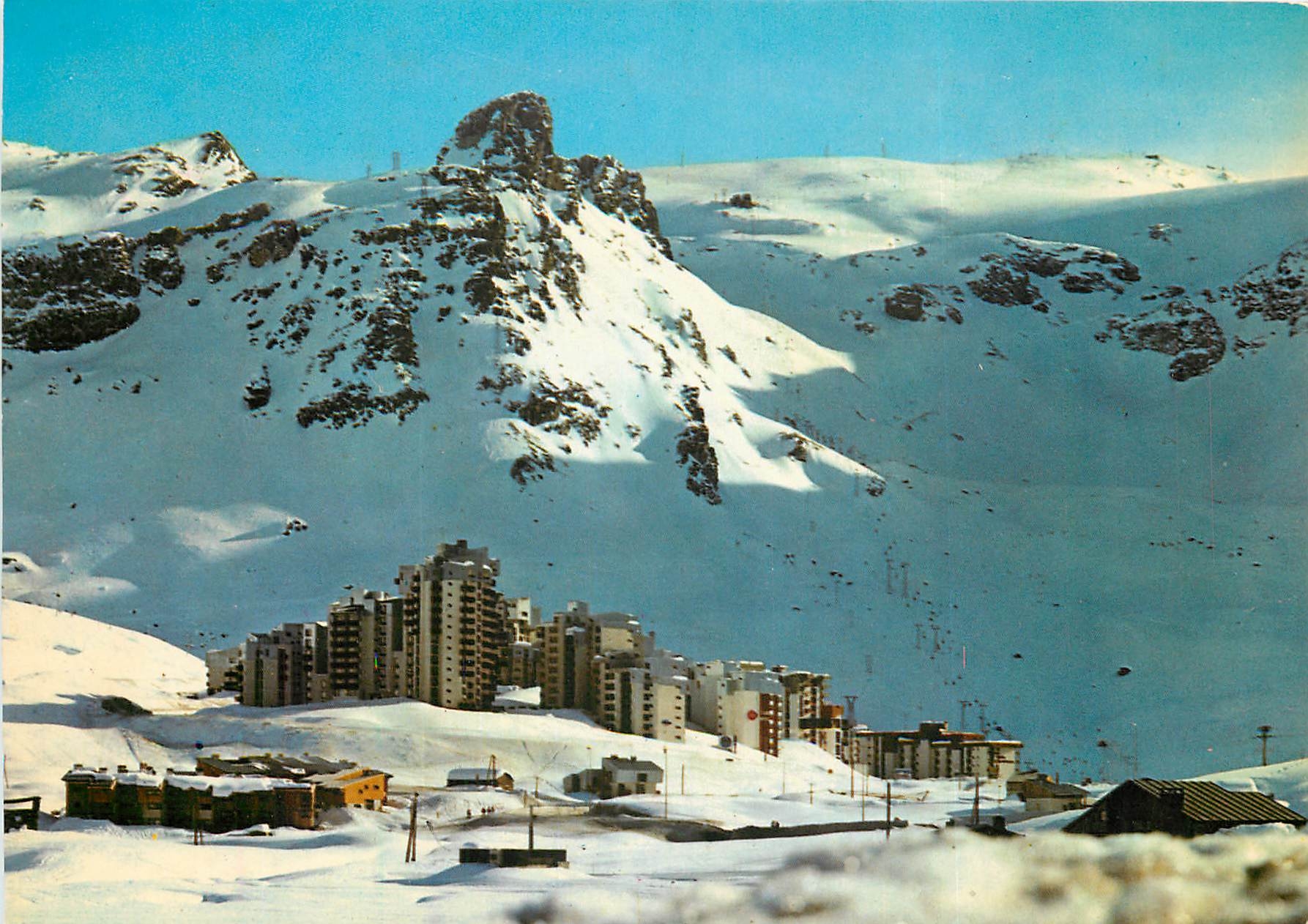 Tignes-Le-Lac (Savoie) — Alt. 2100 m — Le Val-Claret et les pistes de la Grande Motte — Éditions Ixakrom
