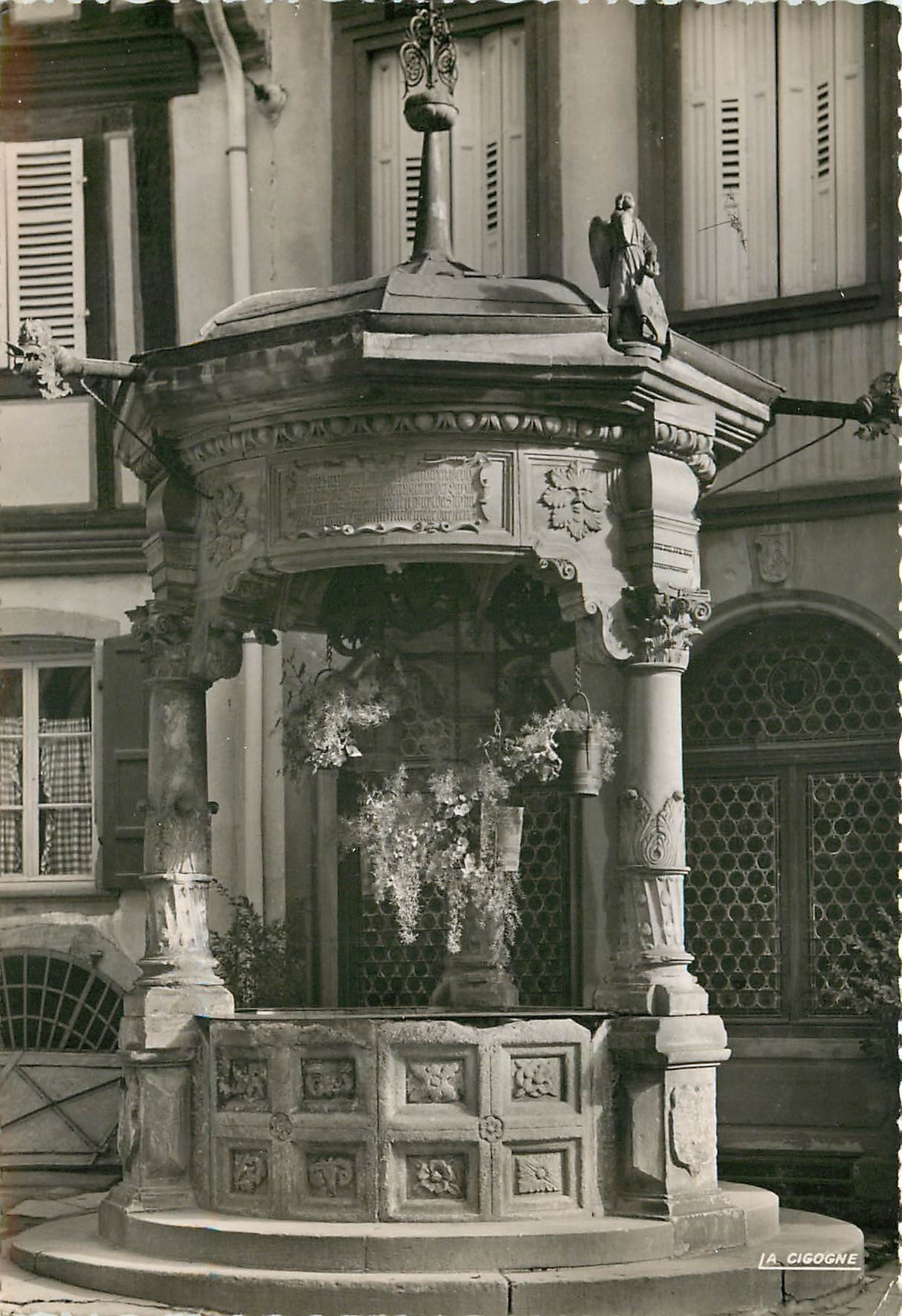 Obernai — Vieux Puits à 6 seaux — IA. CIGOGNE