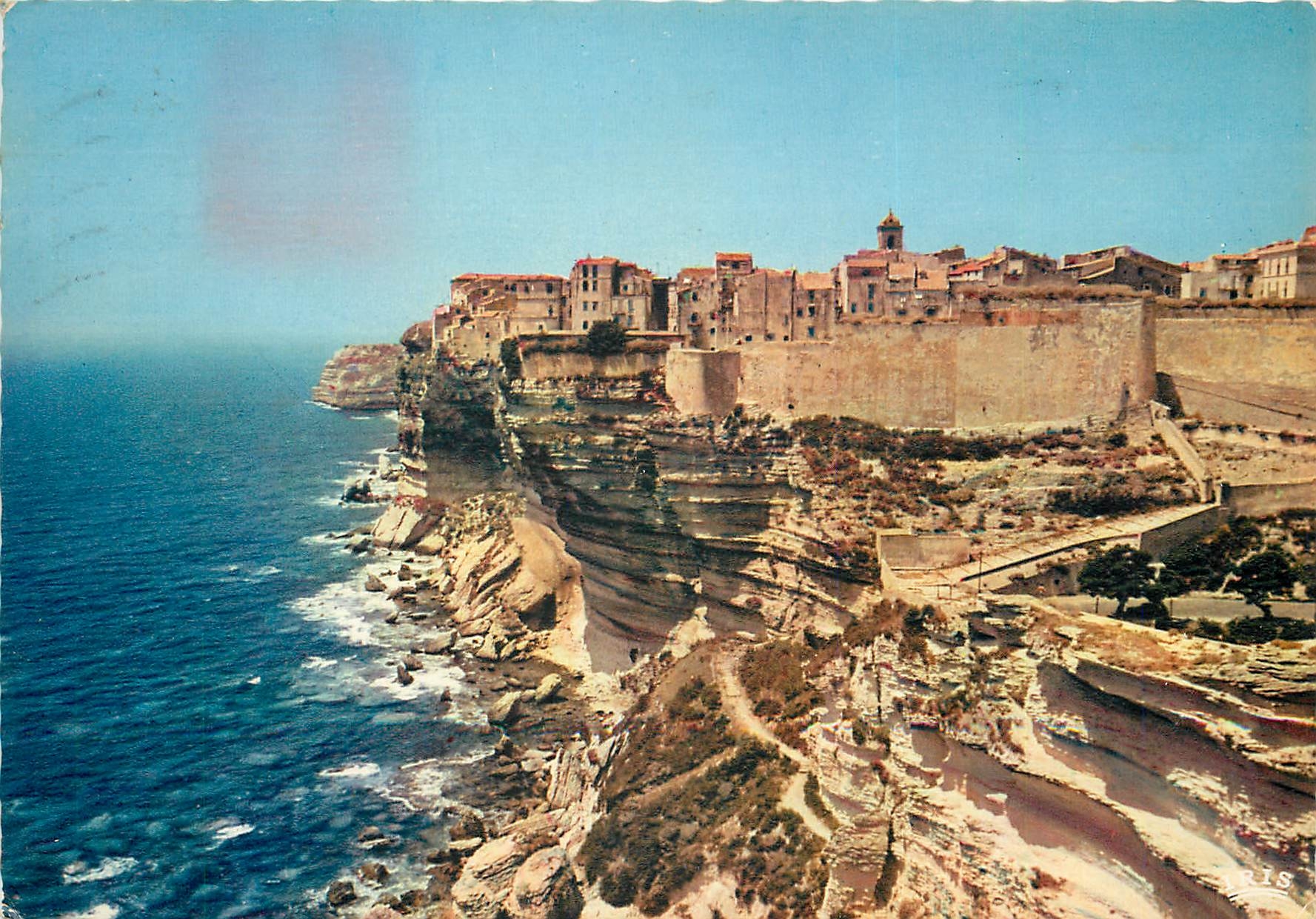 Bonifacio — La haute ville entourée de remparts — Éditions "La Pétrogée"
