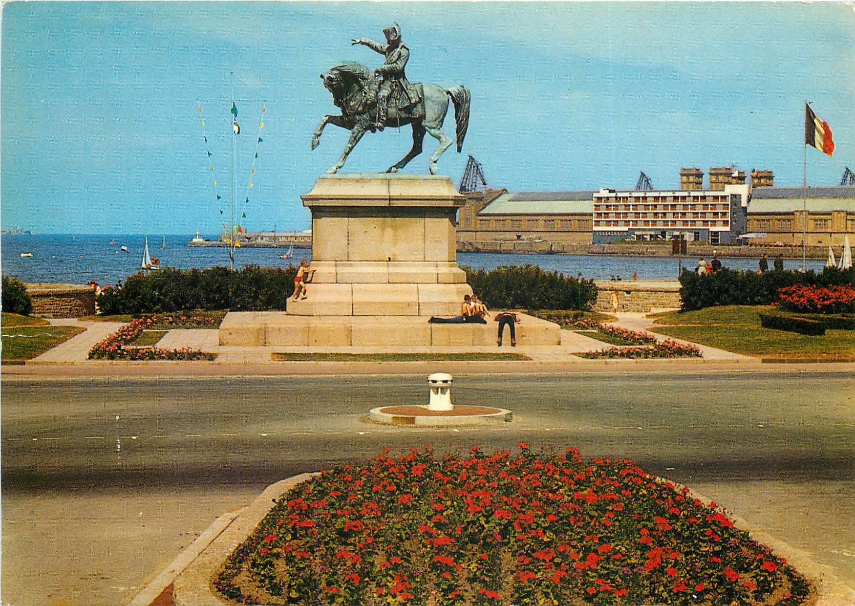 CPSM Cherbourg (Manche) La Statue de Napoleon et Hotel Sofitel
