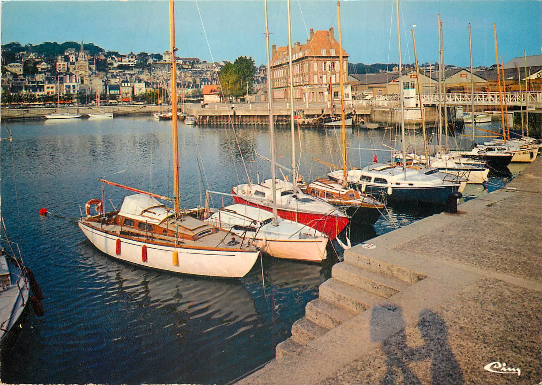 CPSM Trouville (Calvados) Vue des Quais les Yachts