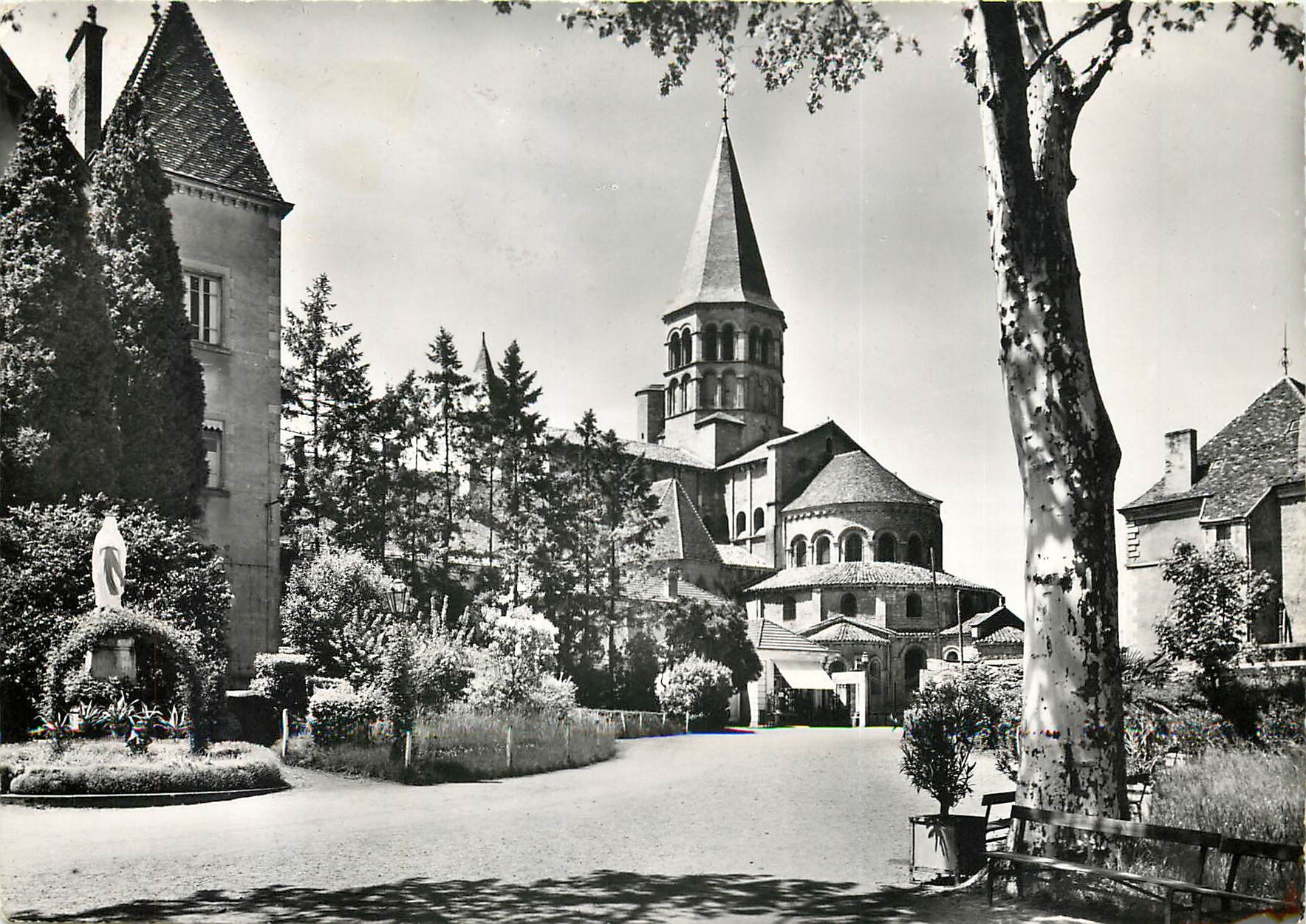 Paray-le-Monial — La Basilique et le Parc des Chapelains — Les Tirages Modernes