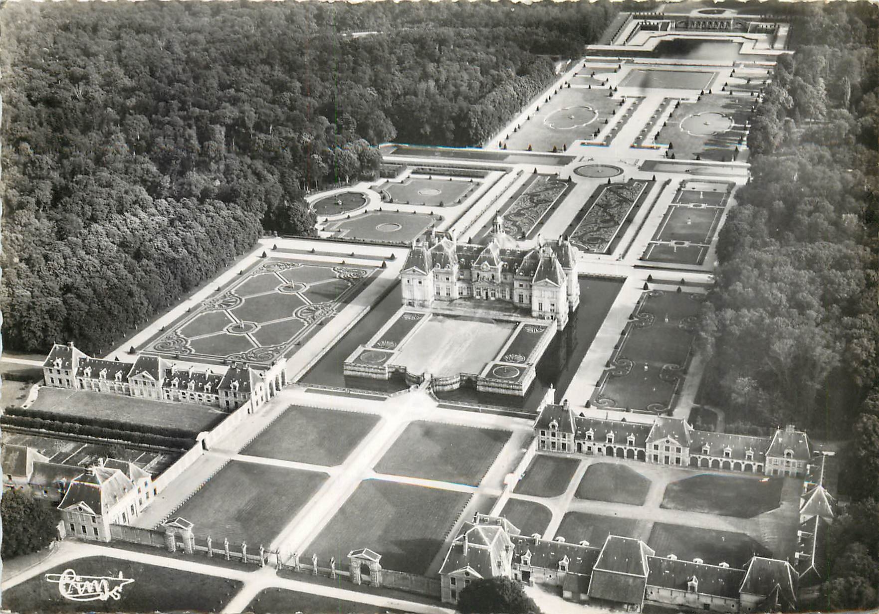 CPSM Vaux la Vicomte (S et M) Vue aerienne du chateau et les jardins dessines par le Notre