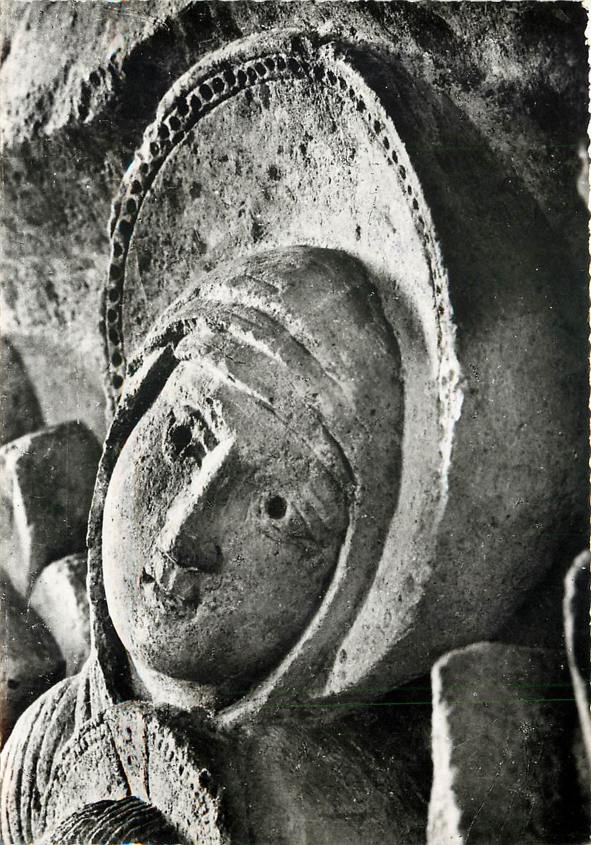 Cathédrale d'AUTUN (S.-et-L.) — Fuite en Égypte — Tête de la Vierge — Chapiteau (XIIe siècle)
