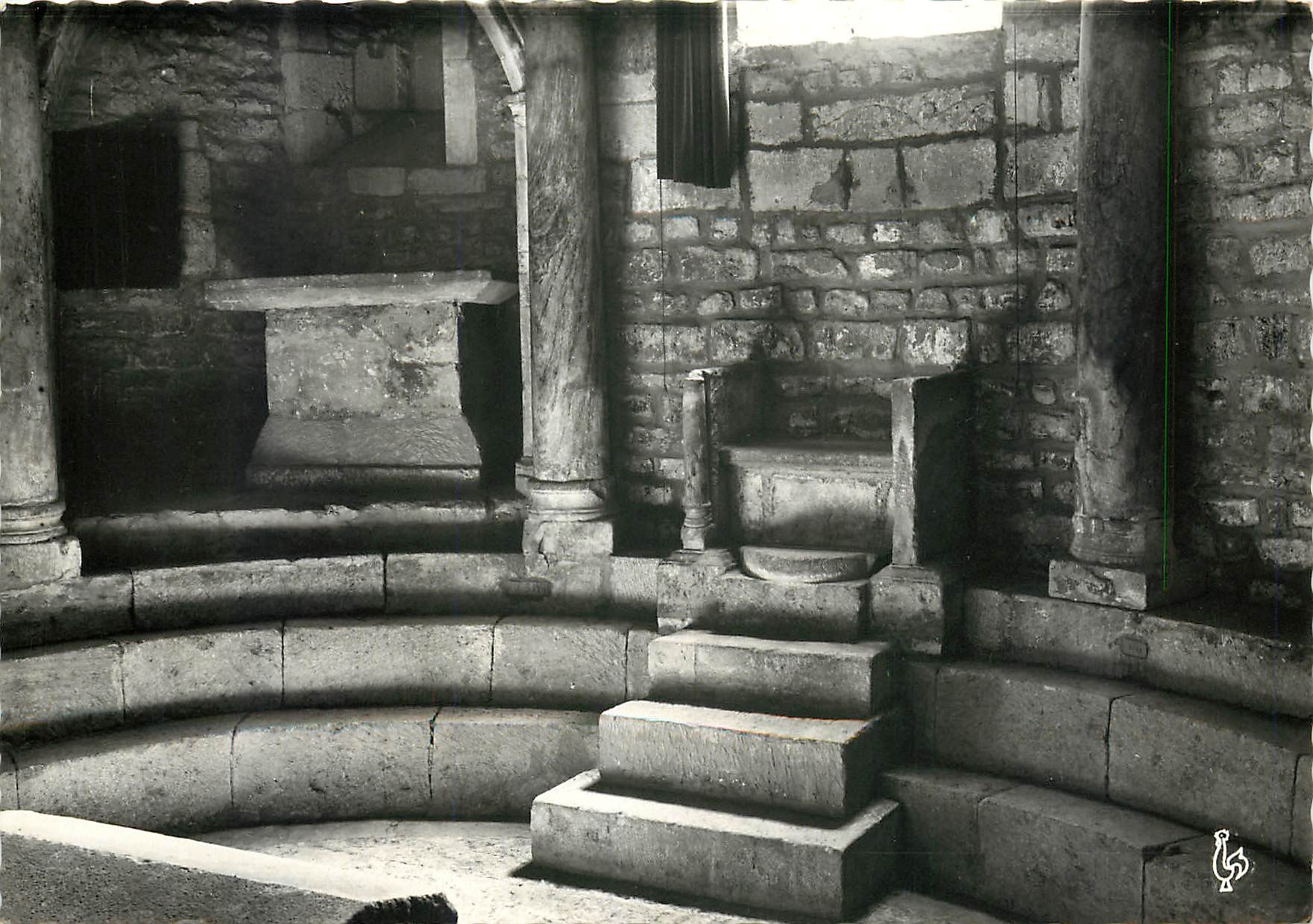 Vaison-la-Romaine — Intérieur de Notre-Dame de Nazareth (VIIe siècle). Le Siège des Évêques — Les Tirages Modernes, 5 bis, rue du Louvre, Paris