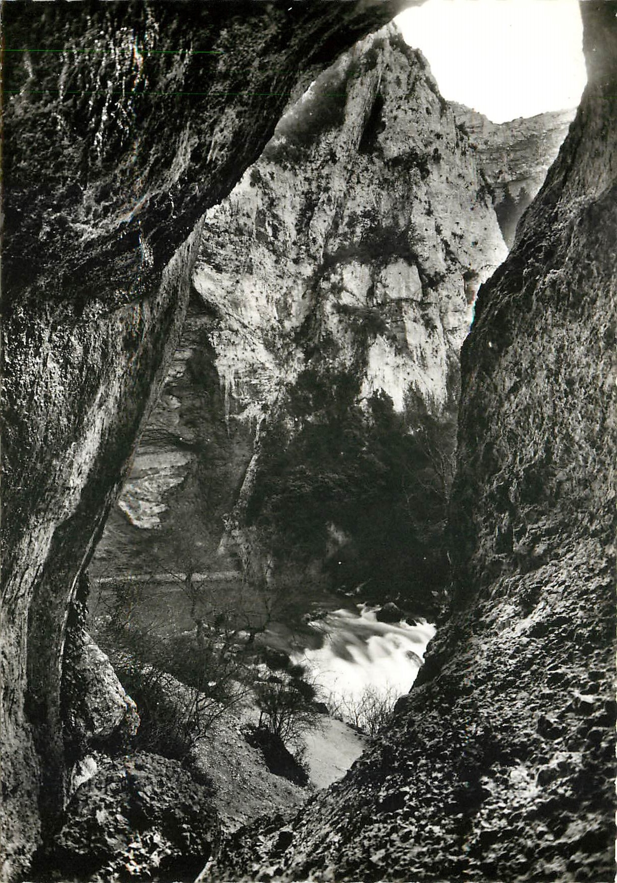 Fontaine de Vaucluse — La source par hautes eaux — Le rocher « Pain de Sucre » — Éditions S.L. Lyon