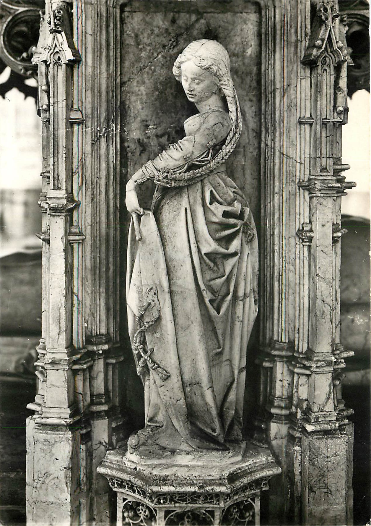 Bourg-en-Bresse (Ain) — Église de Brou, statuette d'un tombeau — Service Commercial Monuments Historiques, Grand Palais, Paris