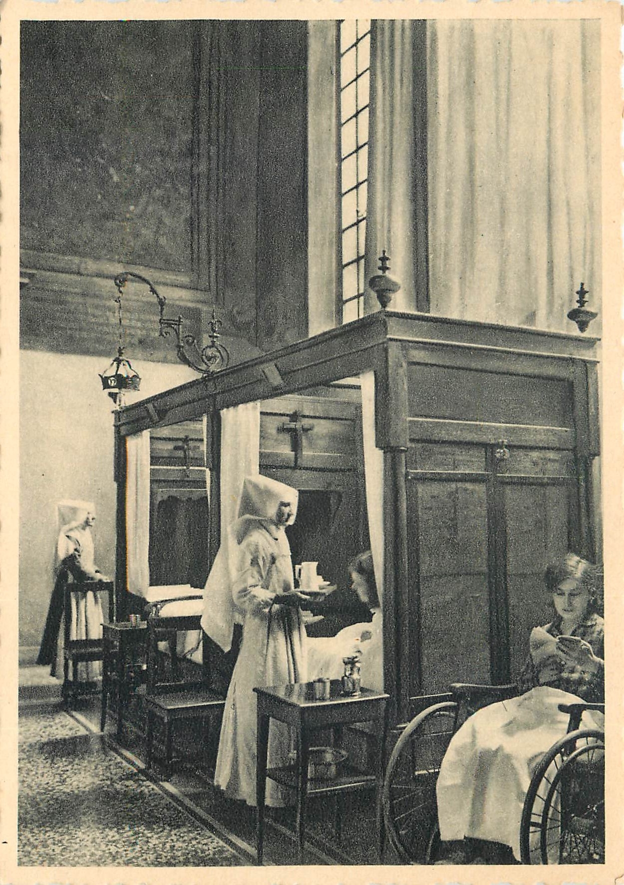 Hôtel-Dieu de Beaune — Salle Saint-Hugues — Détails d'un lit