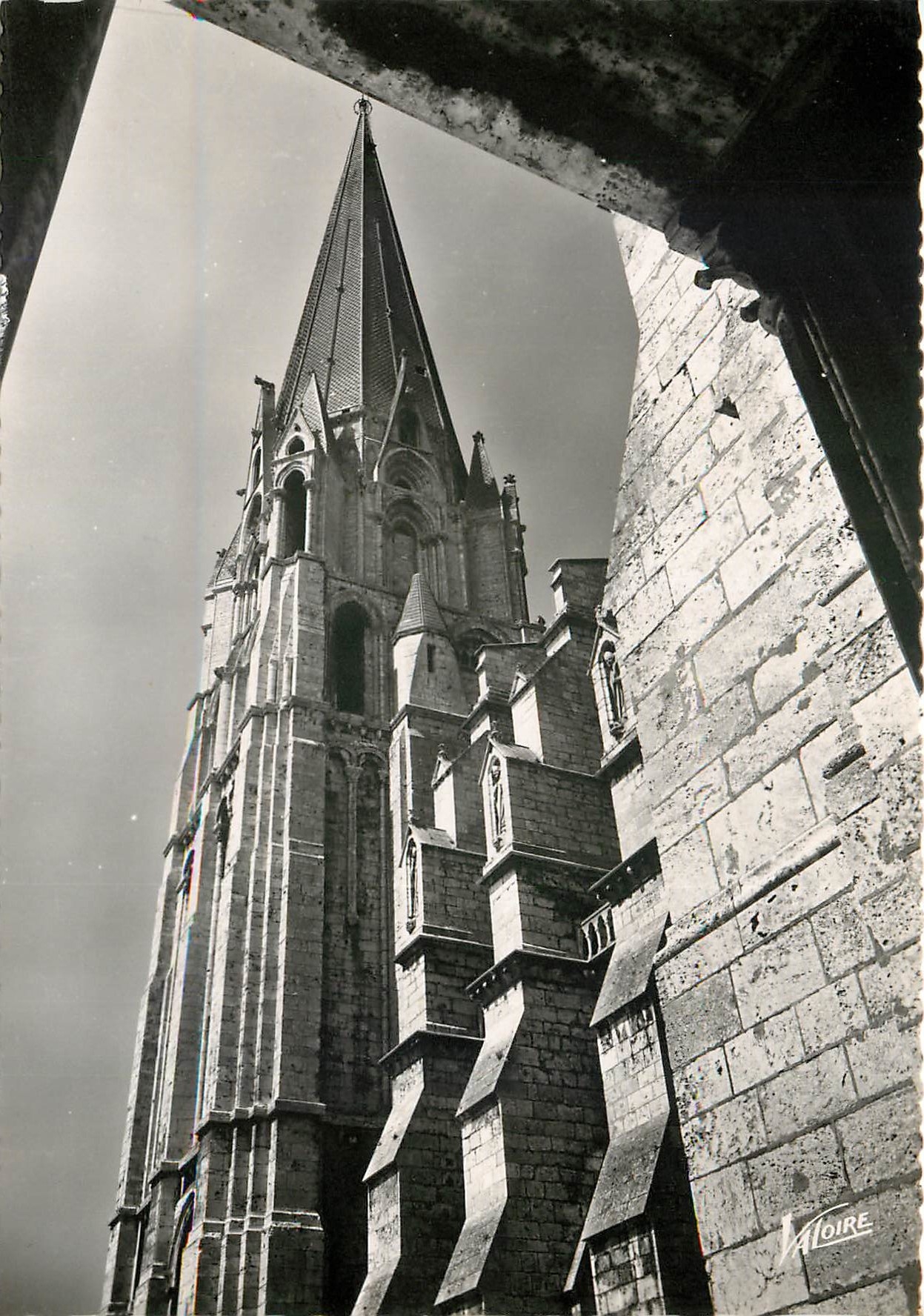 Clocher Vieux de la cathédrale — Chartres — Éditions Valoire, Blois