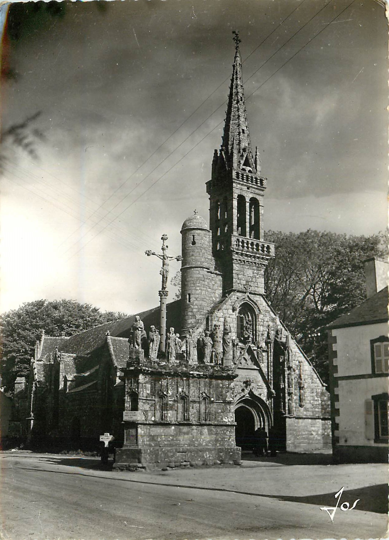 CPSM Confort (Finistere) Le calvaire a pernnages l'Eglise avec clocher a tourelle d'escalier (XVIe s