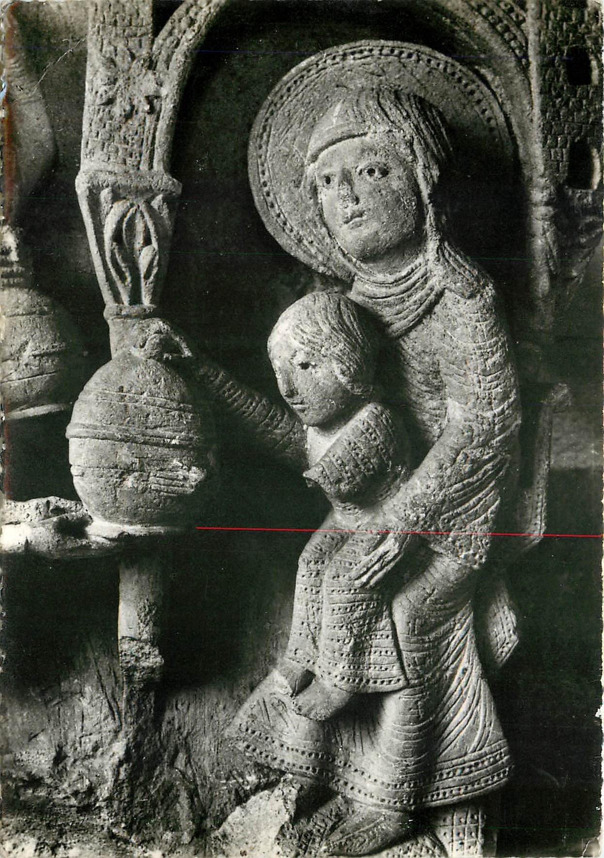 Cathédrale d'AUTUN (S.-et-L.) — La Vierge et l'Enfant, chapiteau (XIIe s.) — CPAdeCollection