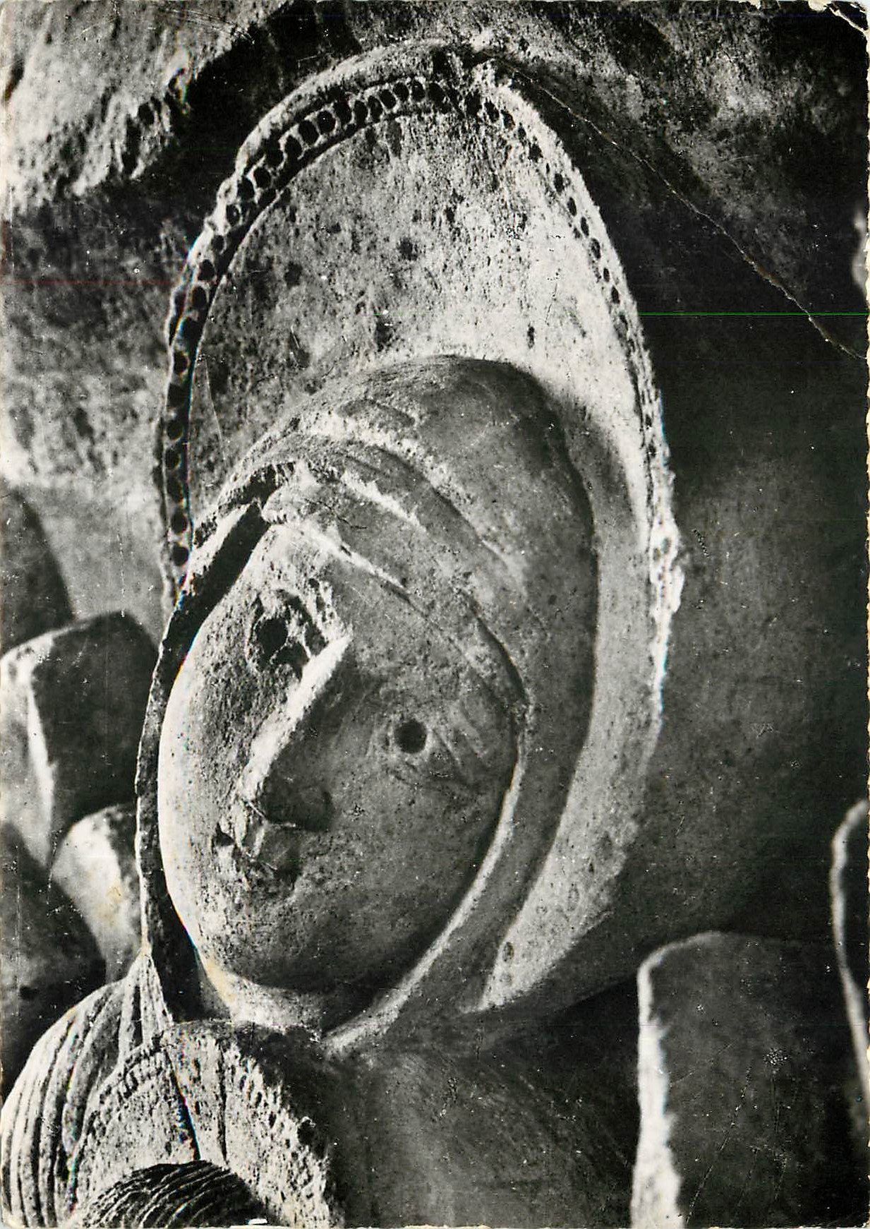 Sainte Égrève — Tête de la Vierge — Chapiteau du XIe siècle — Caumont-l'Éventé (Ain)