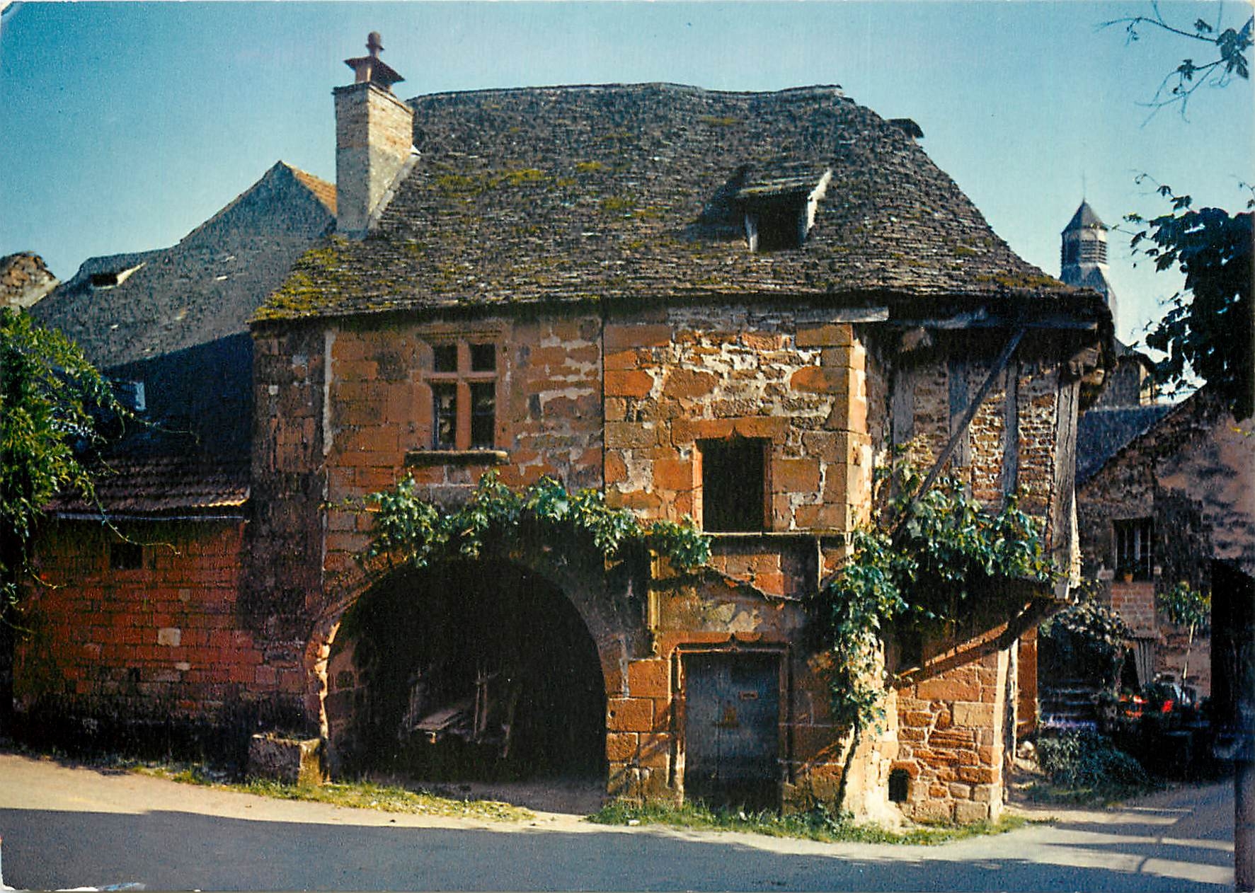 Collonges-la-Rouge (Corrèze) — La Maison de la Sirène (XVIe siècle) — Pierre Artoud et Cie, Nantes