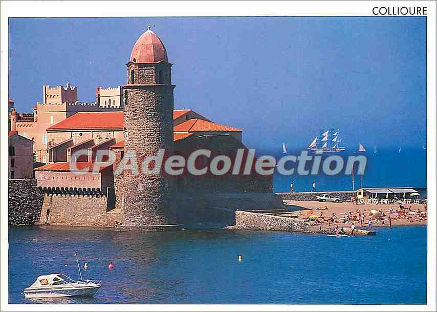 CPSM Collioure (P O) L'eglise la plage St Vincent au fond la navire trois mats le Belhem sous Voiles