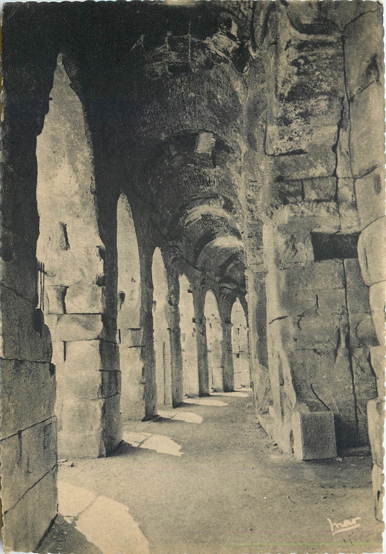 Nîmes — Intérieur des Galeries de l'Arène — La Provence Romaine, n° 919