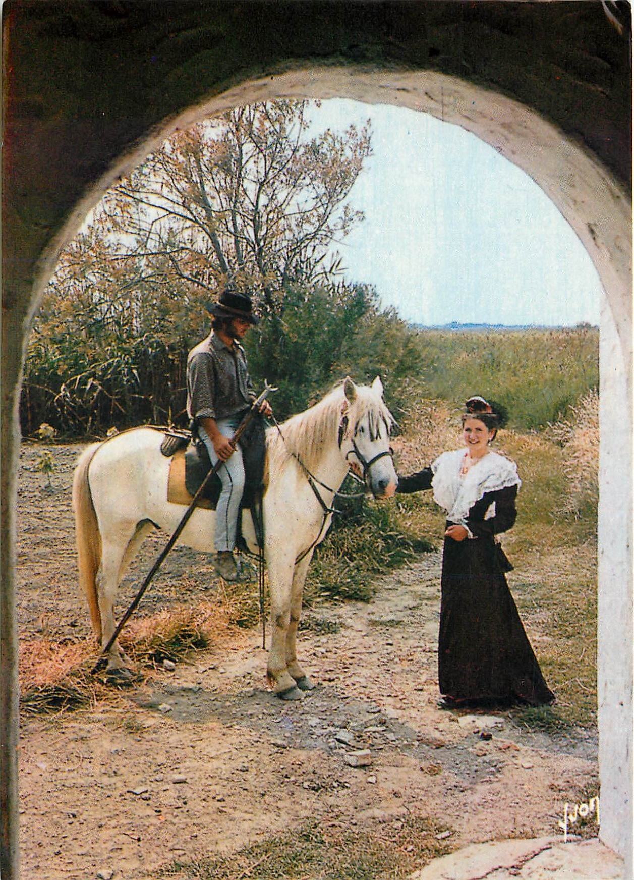 Camargue — Paysage avec cavalier et femme — Éditions Yvon, n°011