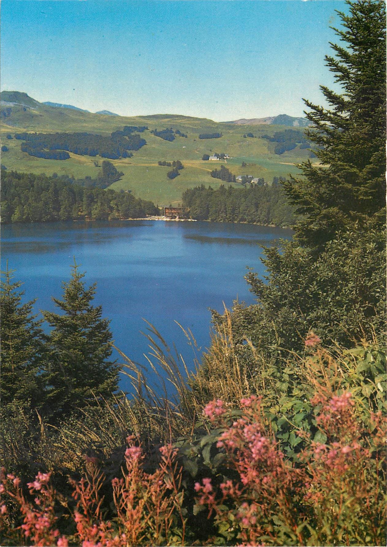 See Pavin — Im Hintergrund, das Massif du Sancy — Editions Grenoble SPADEM