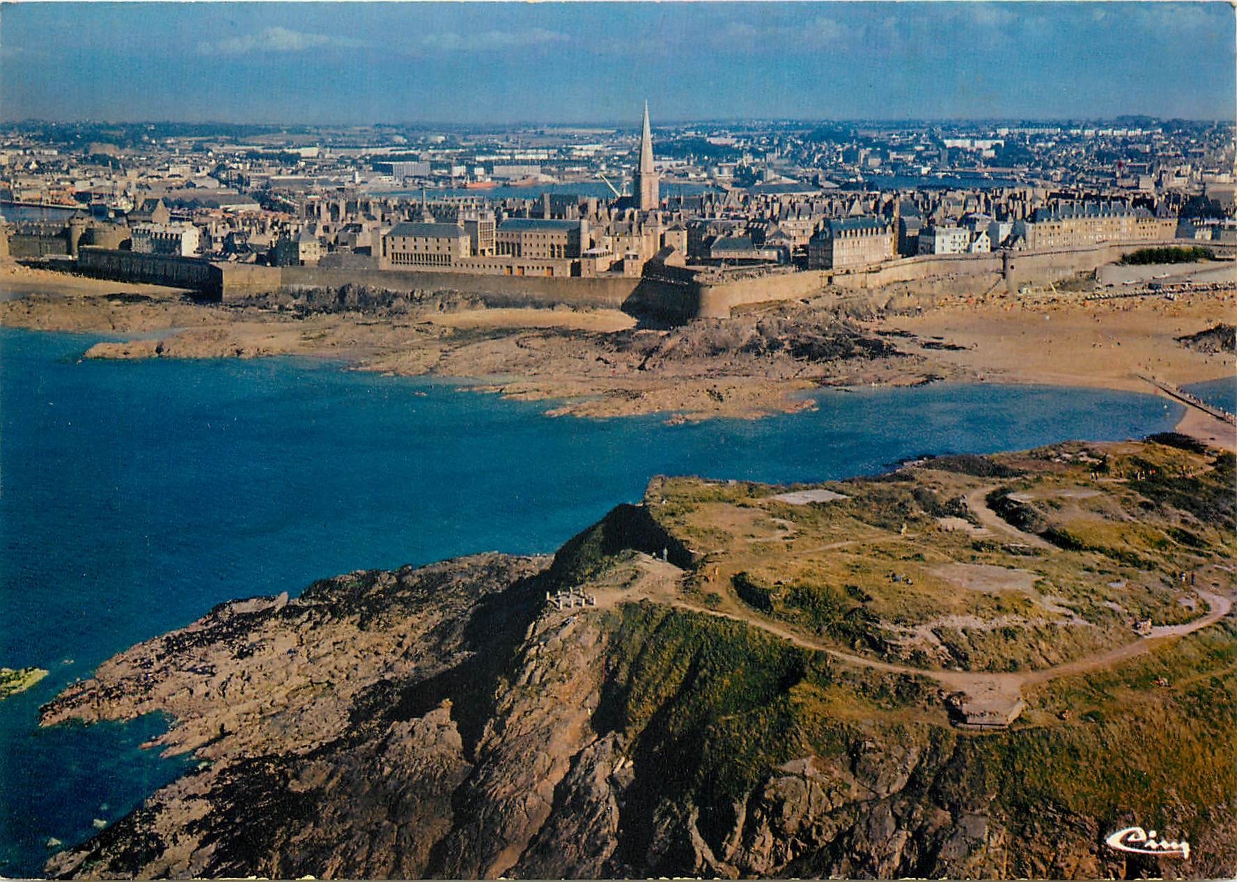 Saint-Malo — Vue aérienne du Grand Bé et tombeau de Chateaubriand — Cinq