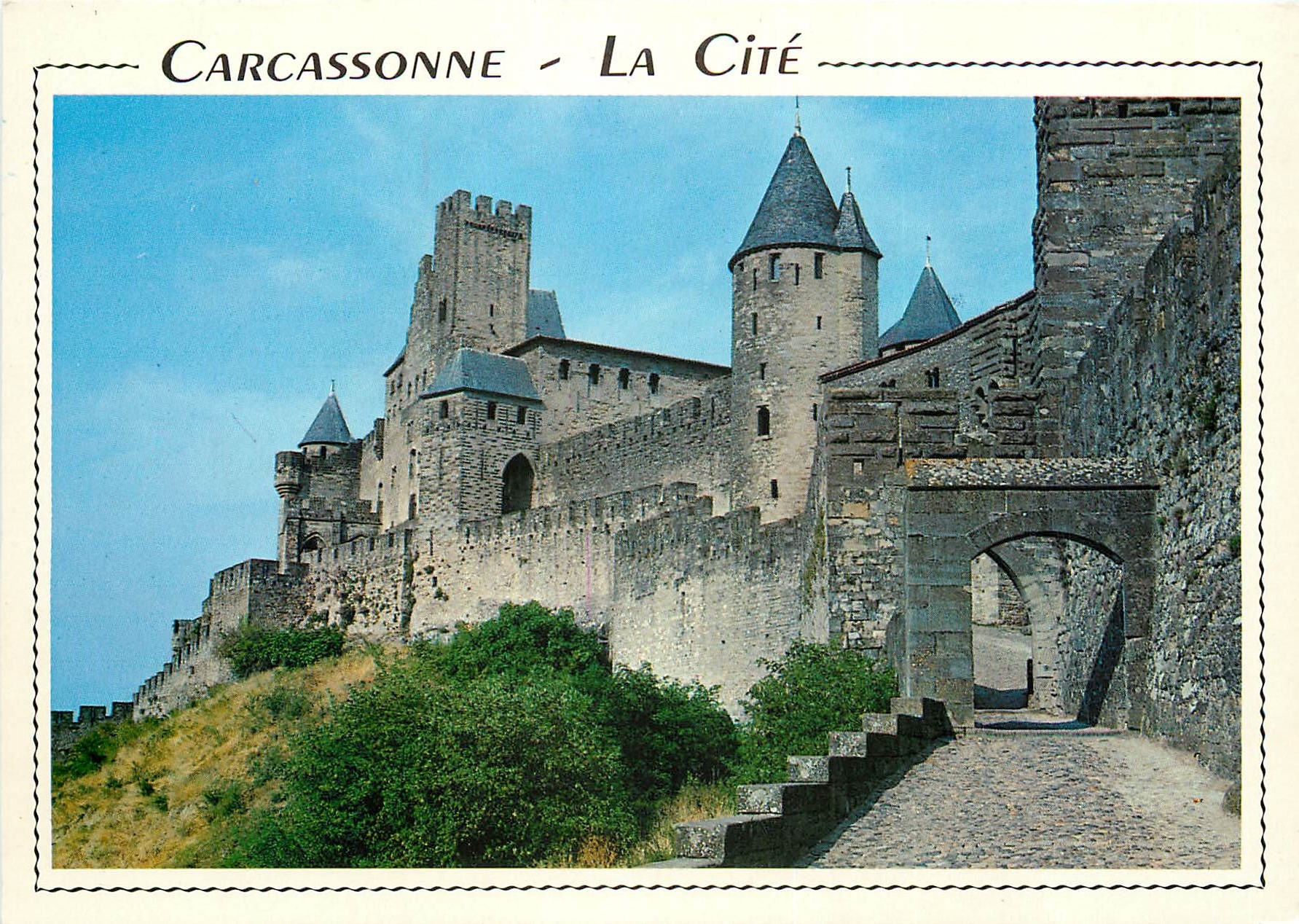 CPSM Carcassonne (Aude) La Cite la porte d'aude et le chateau Comtal