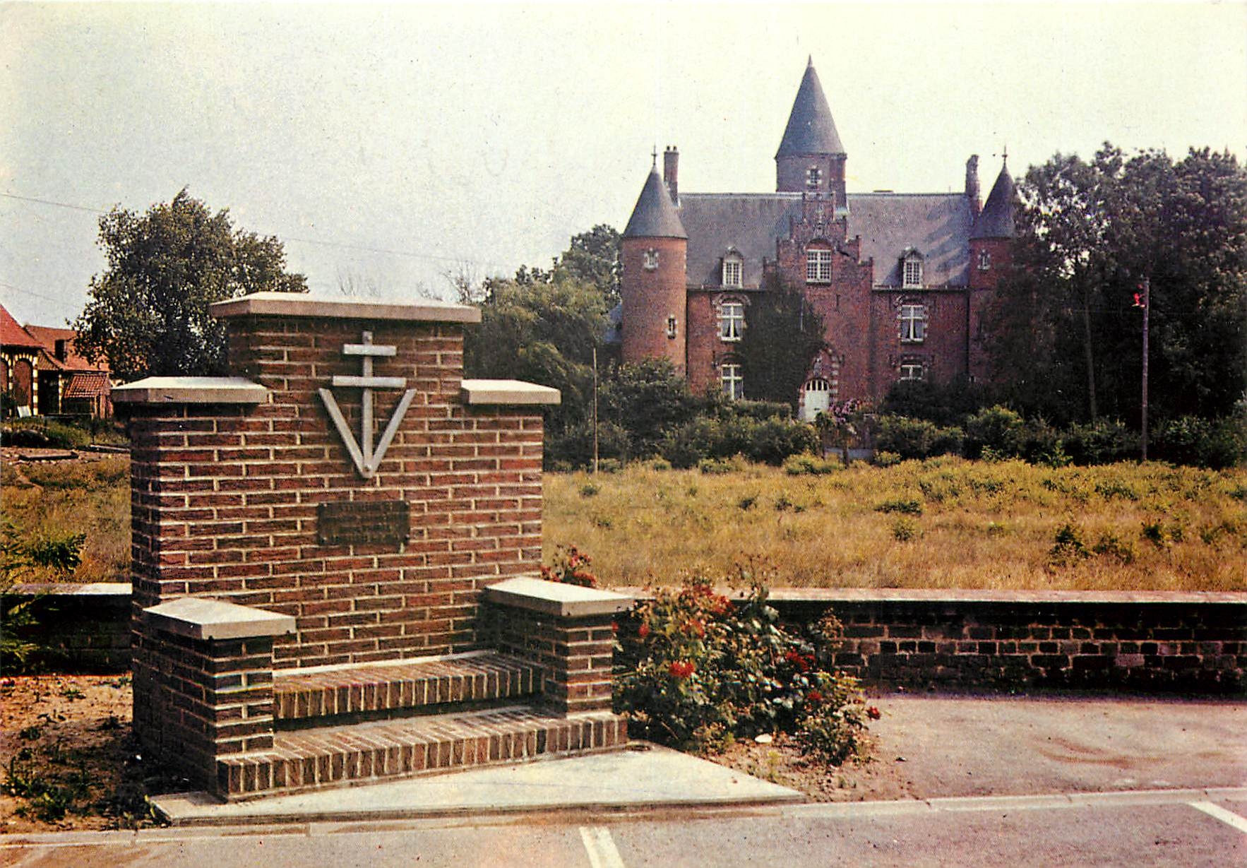 Schloss Zuthove — Hoher Denkstein zur Erinnerung an die Opfer des Dramas vom 4. September 1944 — Edition Sarreguemines