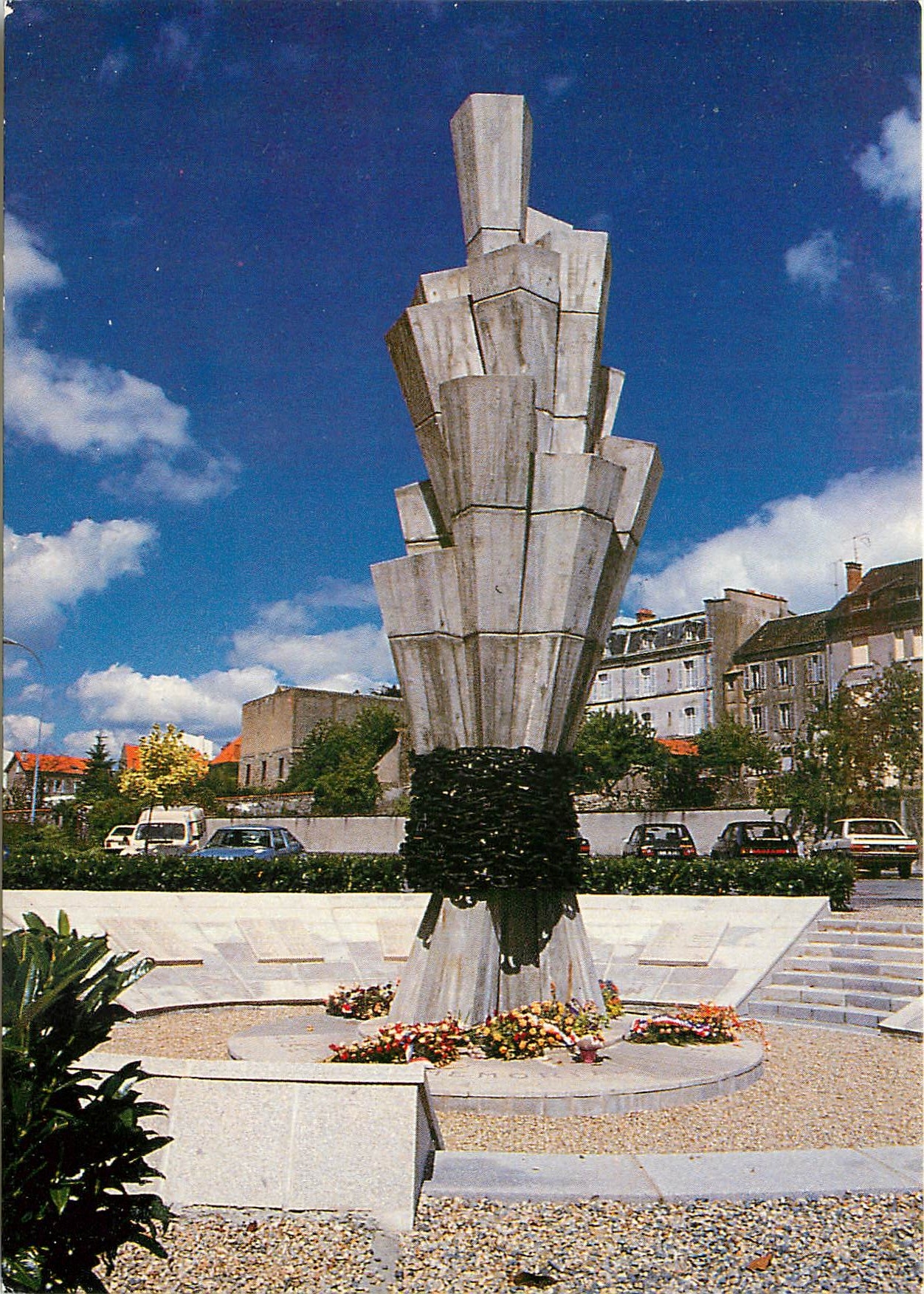 Gueret - Monument des Martyrs de la Résistance — Éditions Larrieu, n° 230572