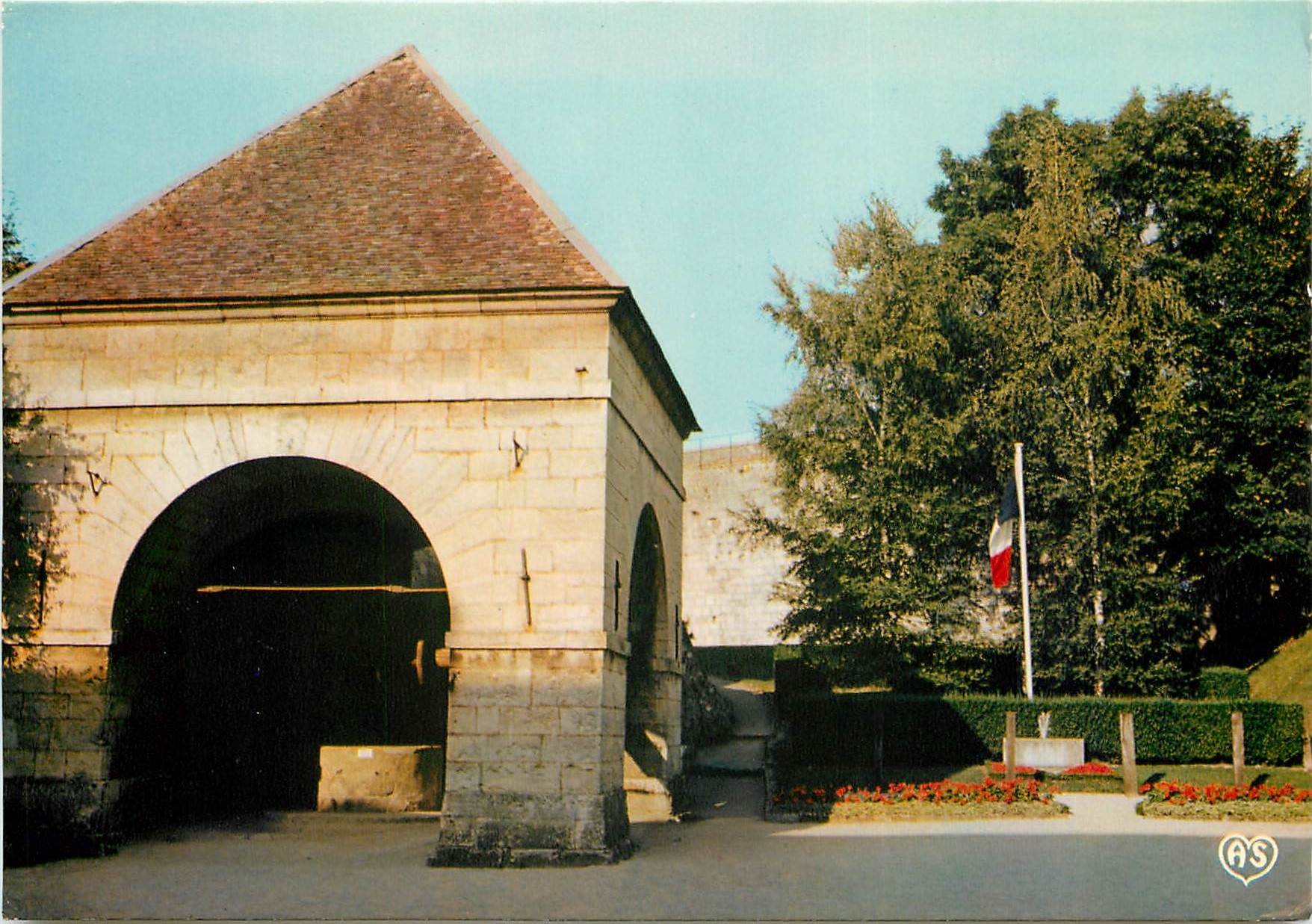 CPSM La Franche Comte pittoresque Besancon Doubs la citadelle le monument des Fusilles et le vieux p