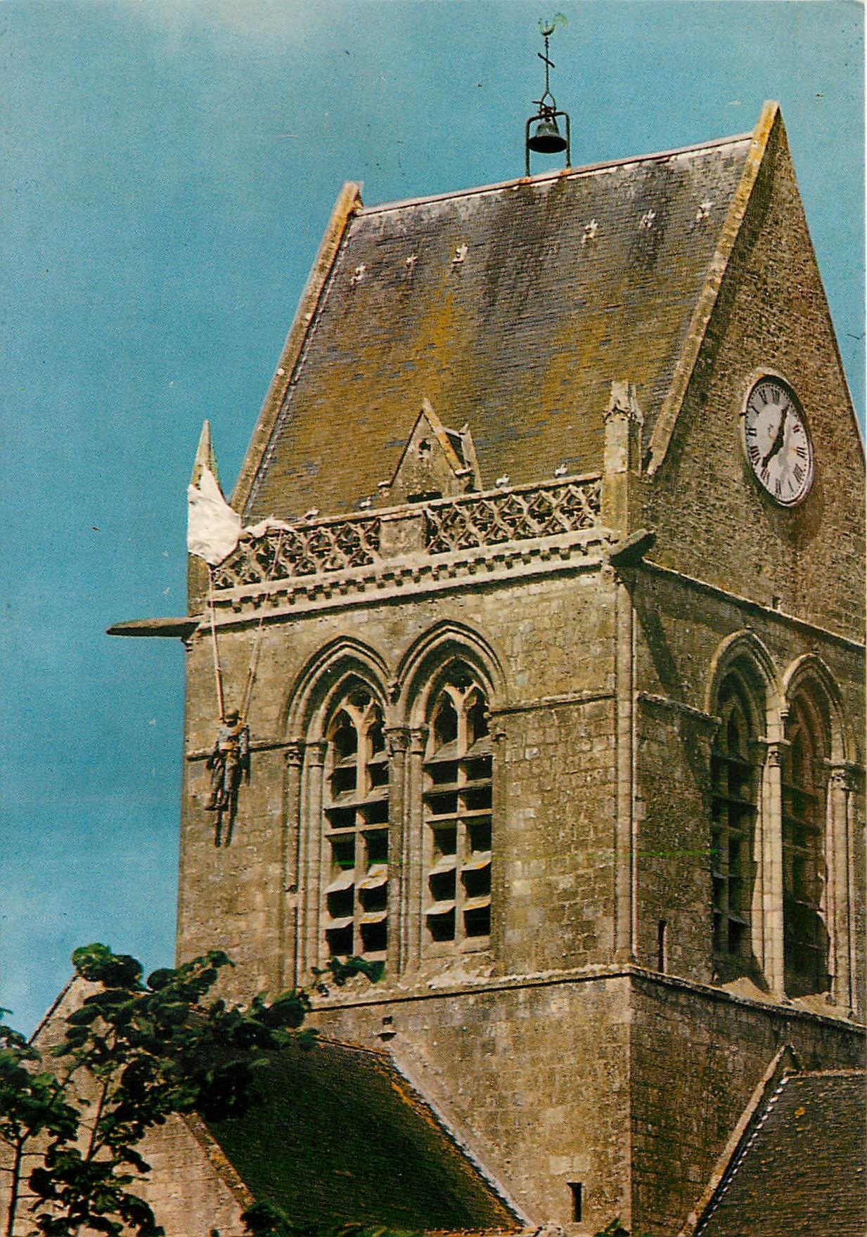 CPSM Sainte Mere Eglise (Manche) Le parachutiste legendaire suspendu au clocher dans la nuit du 5 6