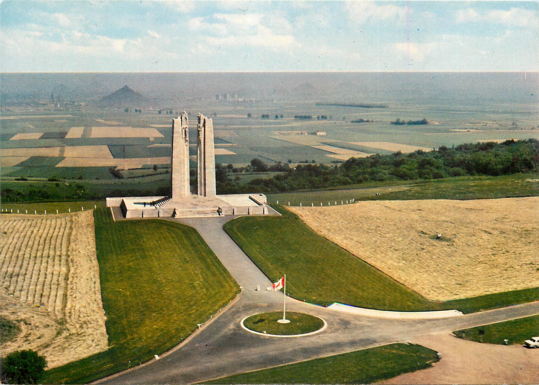 CPSM Vimy (P de C) Vue aerienne le Monument Canadien